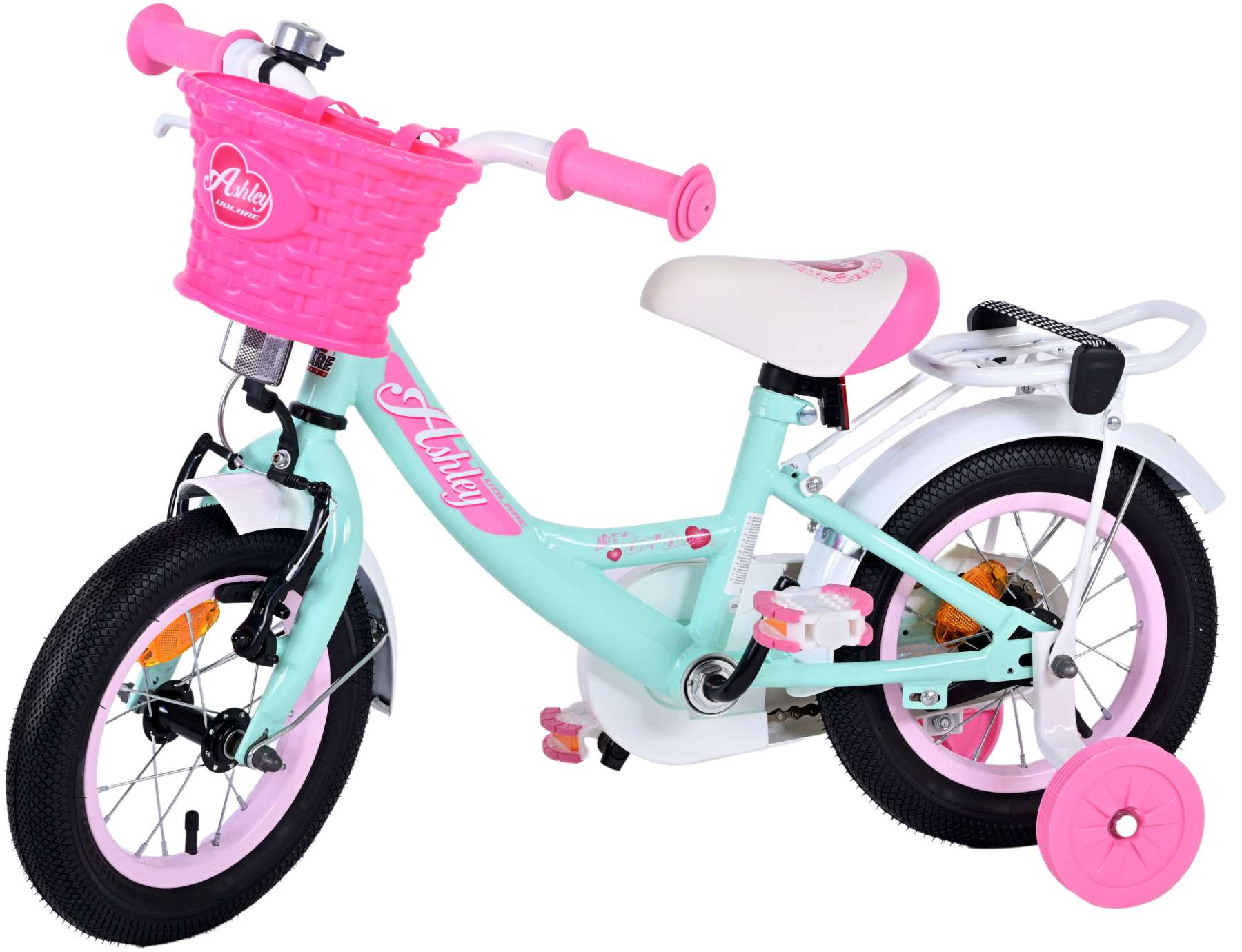 Ein mintgrünes und rosa Kinderfahrrad mit Korb und Stützrädern. Weißer Hintergrund.