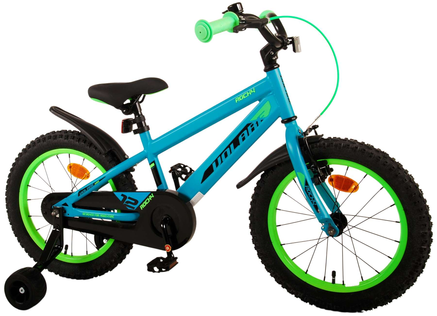 Blaues Kinderfahrrad mit grünen Akzenten, Stützrädern und Frontkorb, vor weißem Hintergrund.
