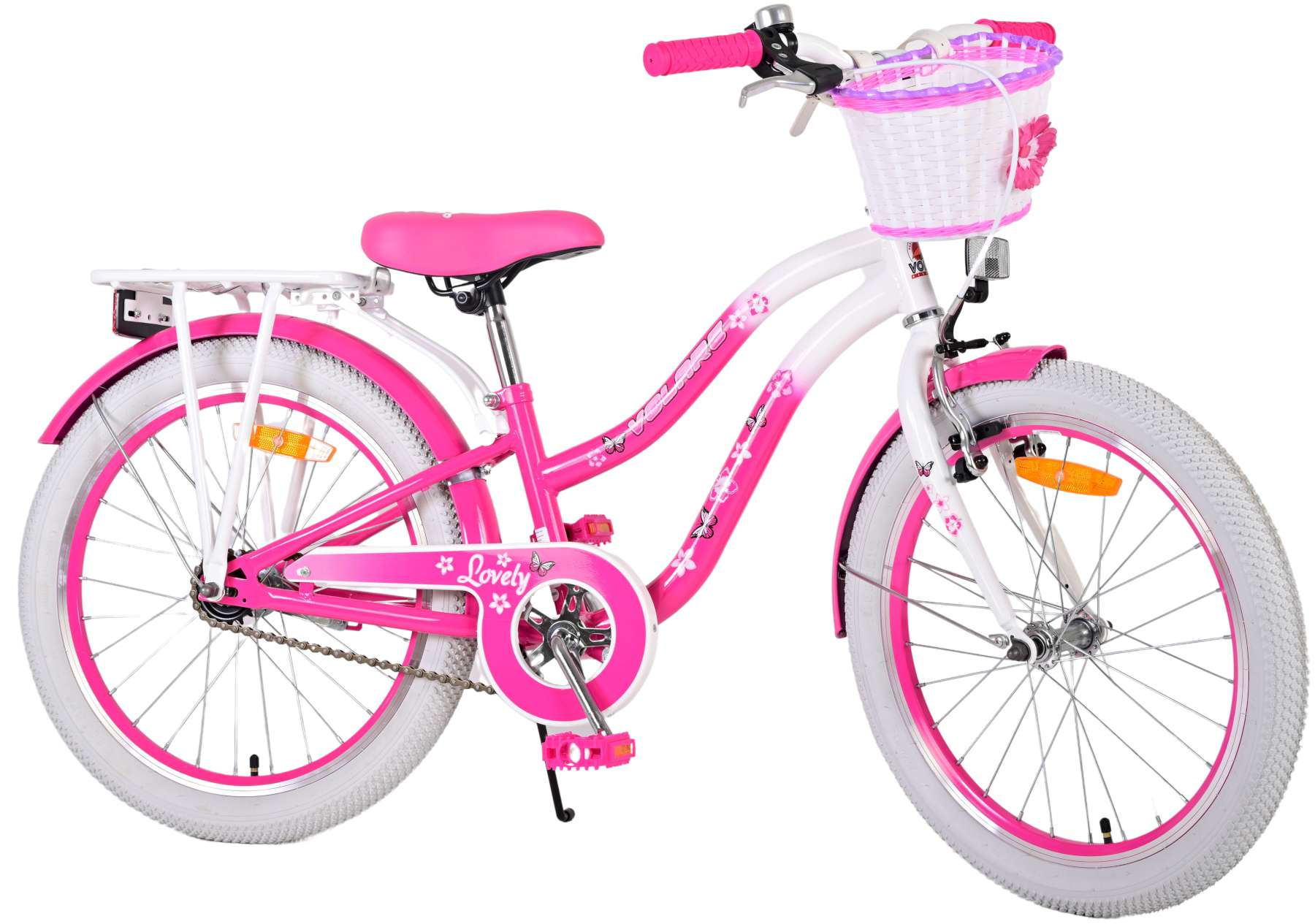 Rosa Fahrrad mit einem weißen Korb und weißen Reifen. Der Hintergrund ist weiß.