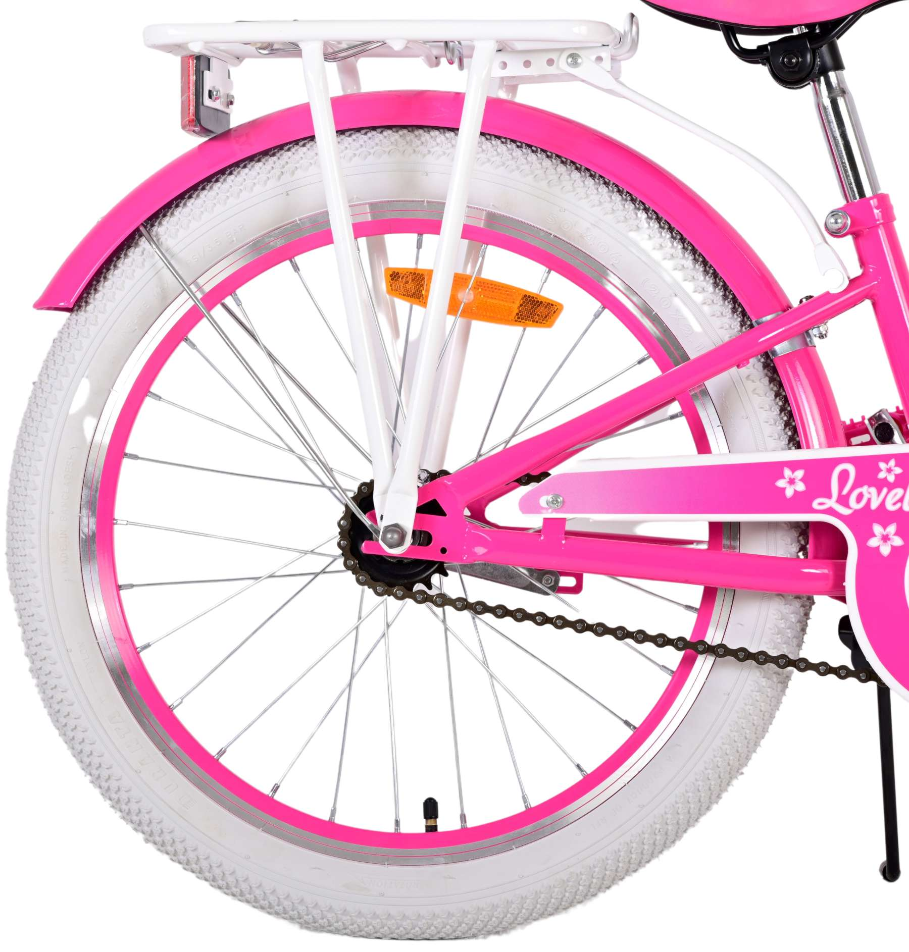 Das Hinterrad eines rosa Fahrrads mit weißem Reifen und weißem Gepäckträger, auf weißem Hintergrund.