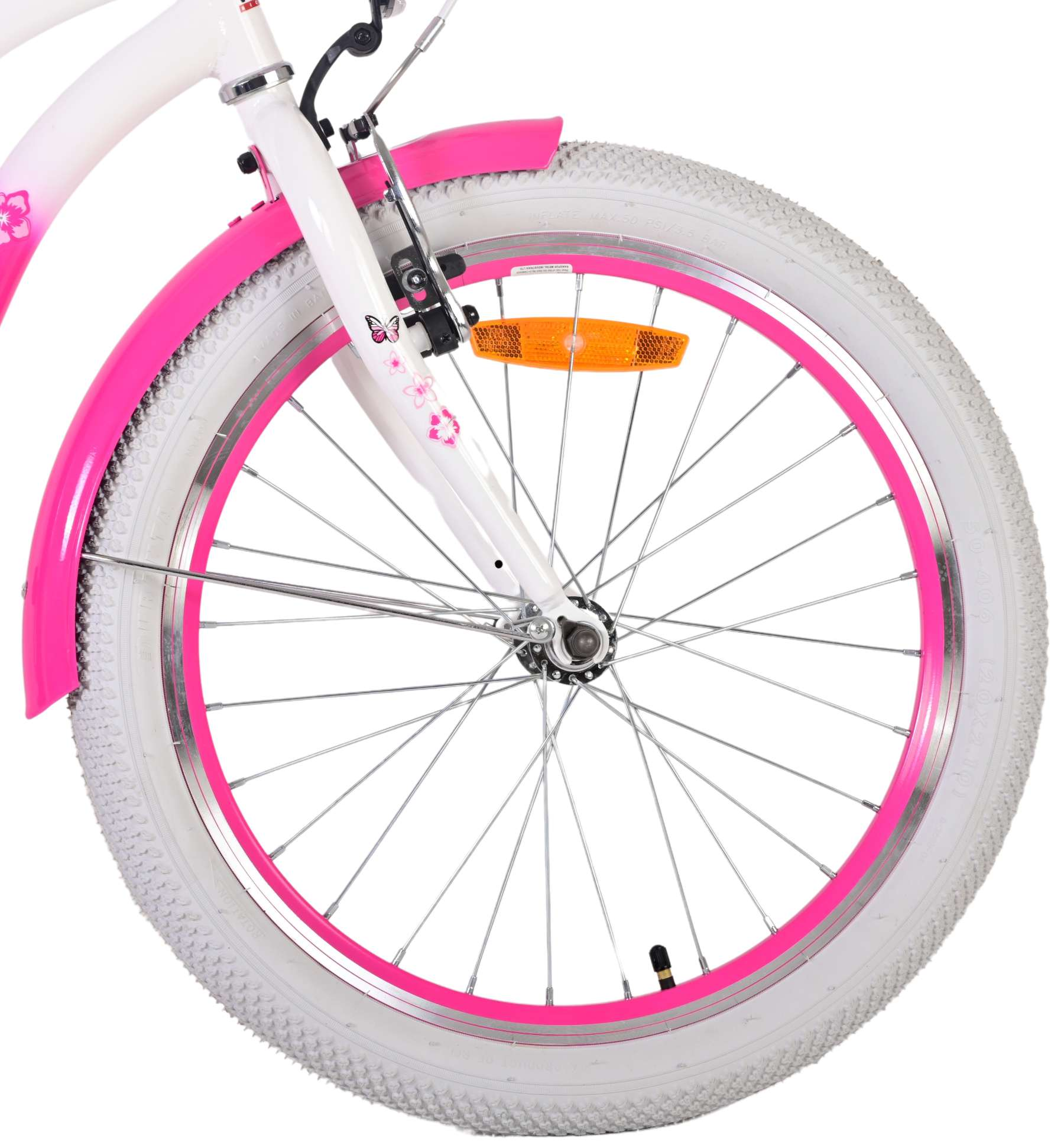 Vorderrad eines Fahrrades mit rosa Akzenten, weißen Reifen, vor weißem Hintergrund.