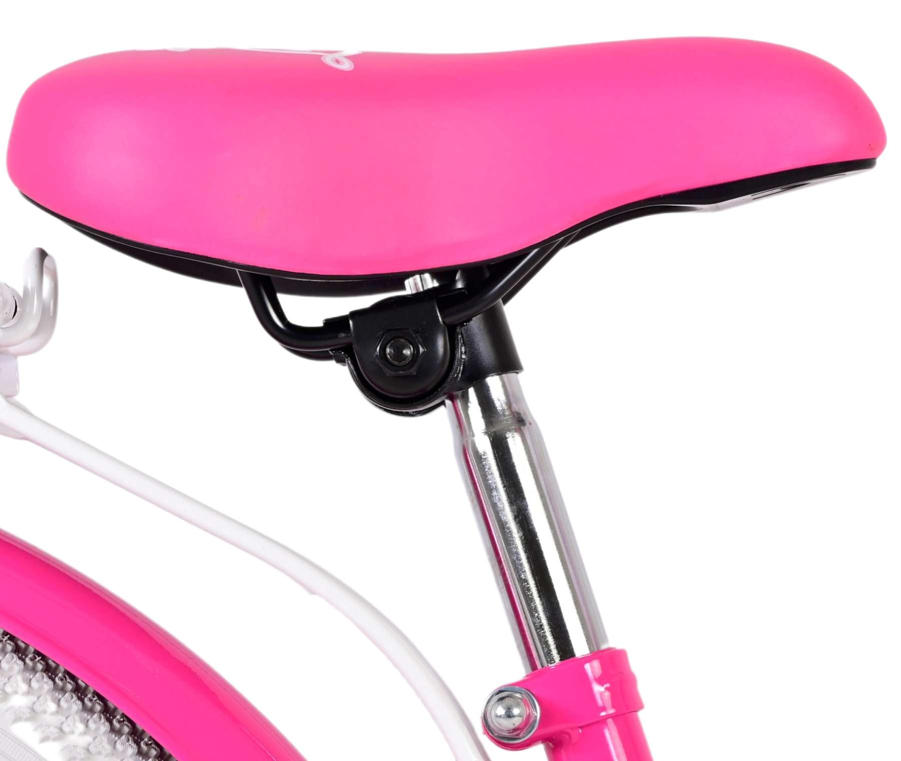 Rosa Fahrradsattel mit schwarzem Rahmen und silberner Sattelstütze. Der Hintergrund ist weiß.