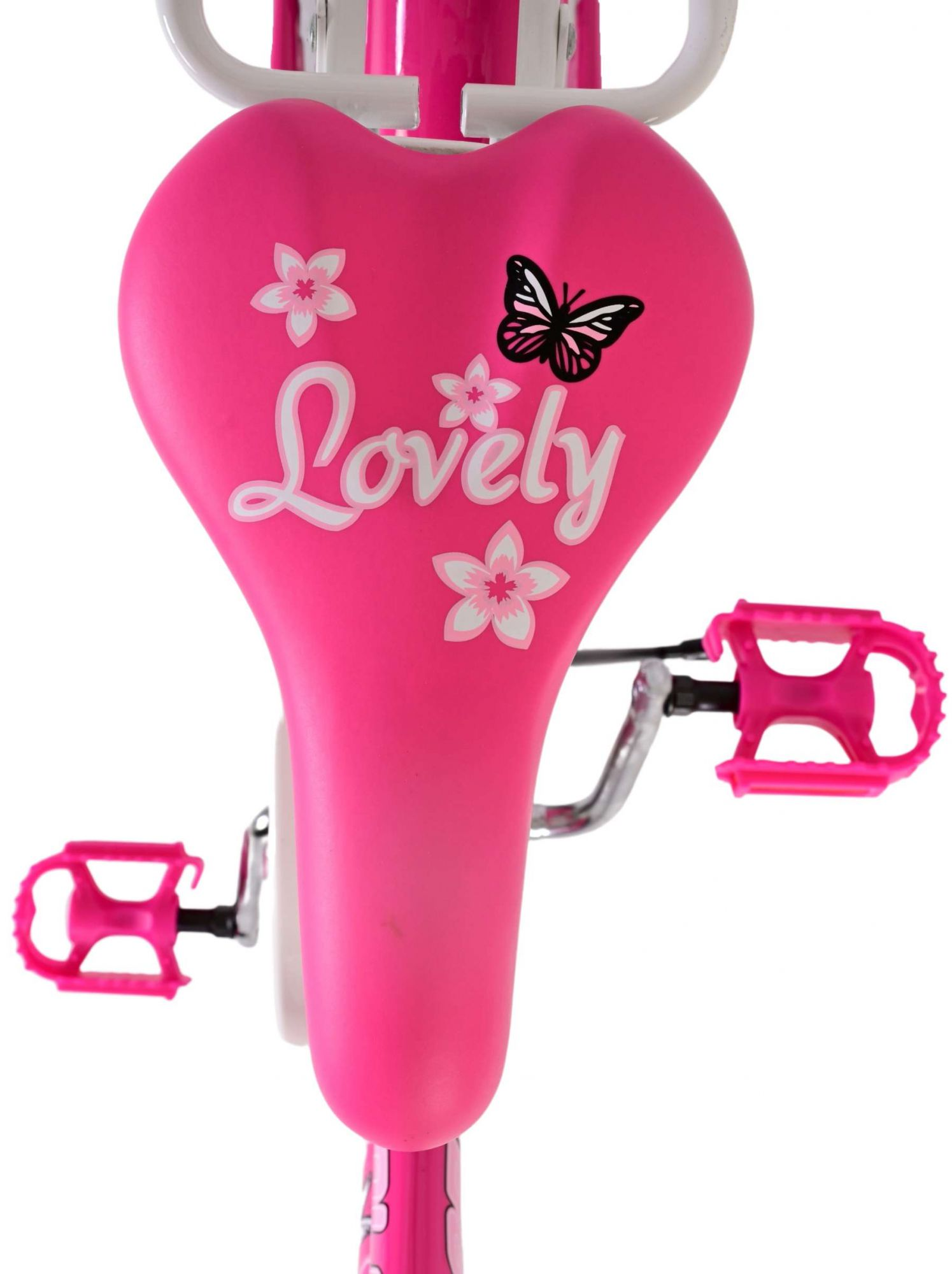 Nahaufnahme eines Fahrradsattels, pinkfarben mit Lovely-Text, Blumen und Schmetterling.