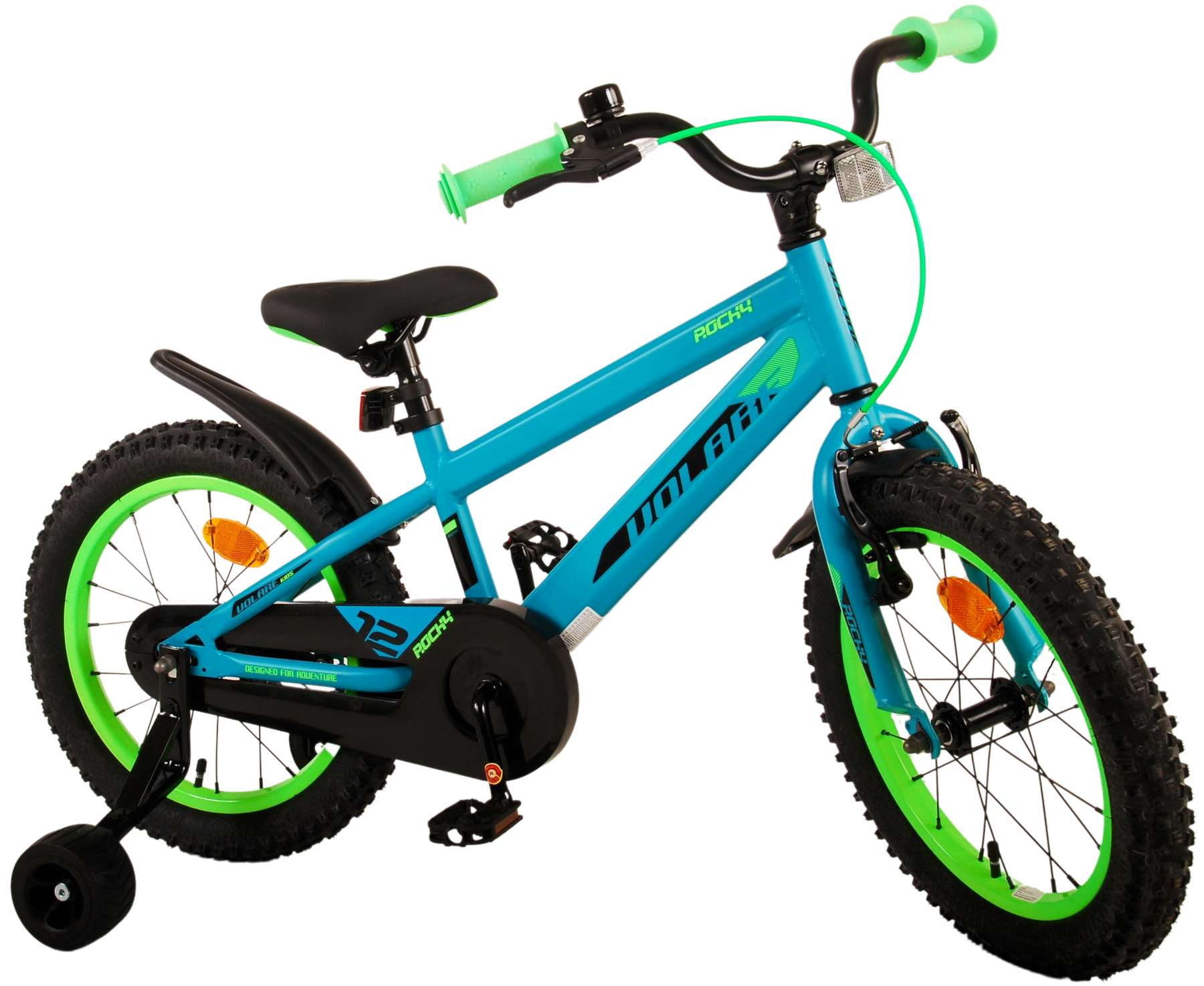 Ein blaues Kinderfahrrad mit grünen Akzenten, Stützrädern. Schwarze Reifen. Weißer Hintergrund.