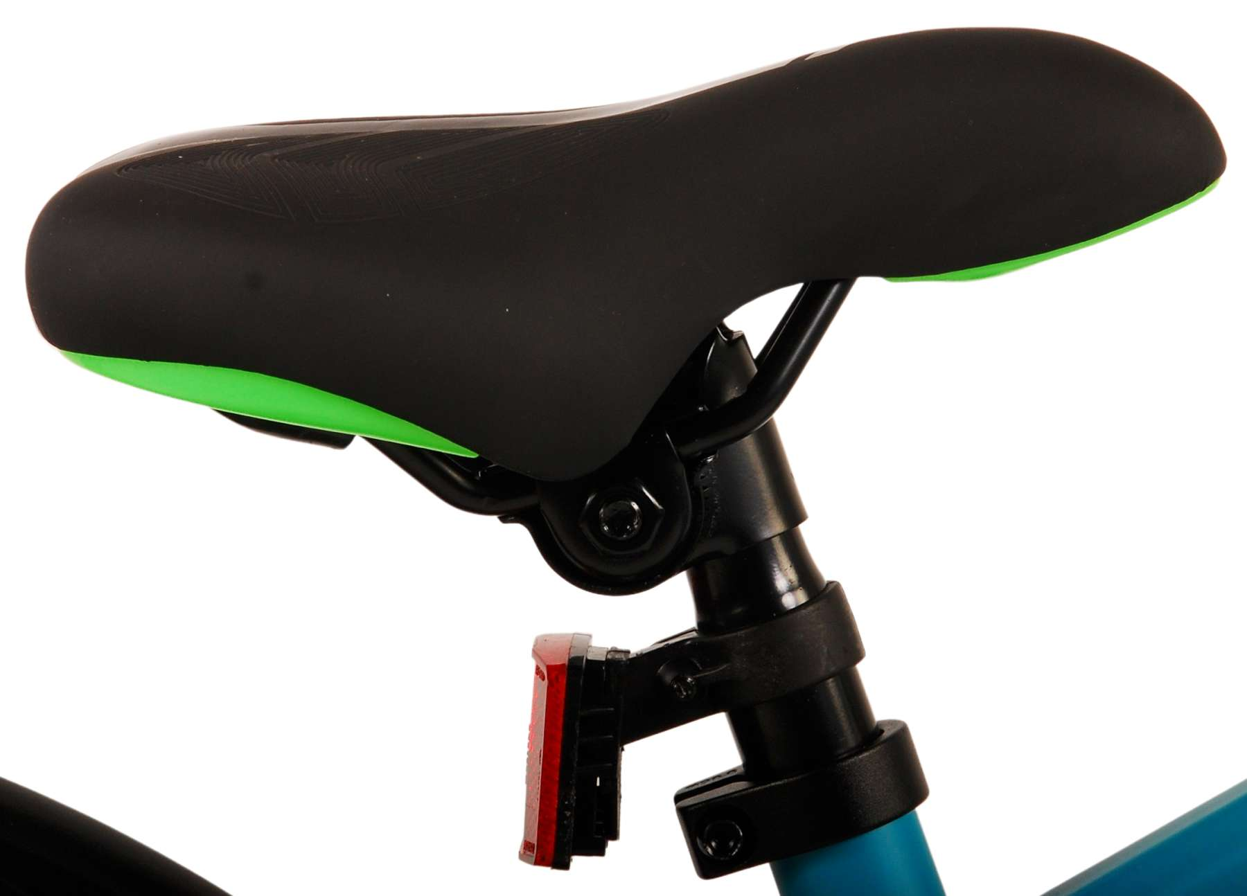 Fahrradsattel, schwarz mit grüner Zierleiste. Ein roter Reflektor ist an der Sattelstütze befestigt.