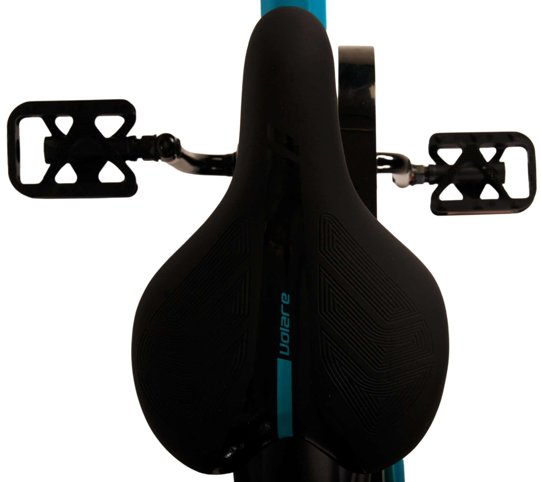 Schwarzer Fahrradsattel mit Pedalen. Die Pedale sind schwarz, der Sattel ist schwarz/blau.