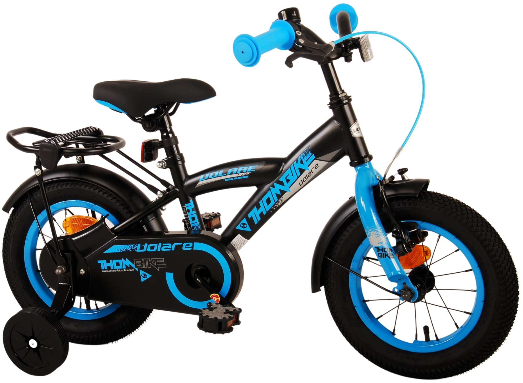Bicicletta per bambini nera e blu con rotelle, su sfondo bianco.
