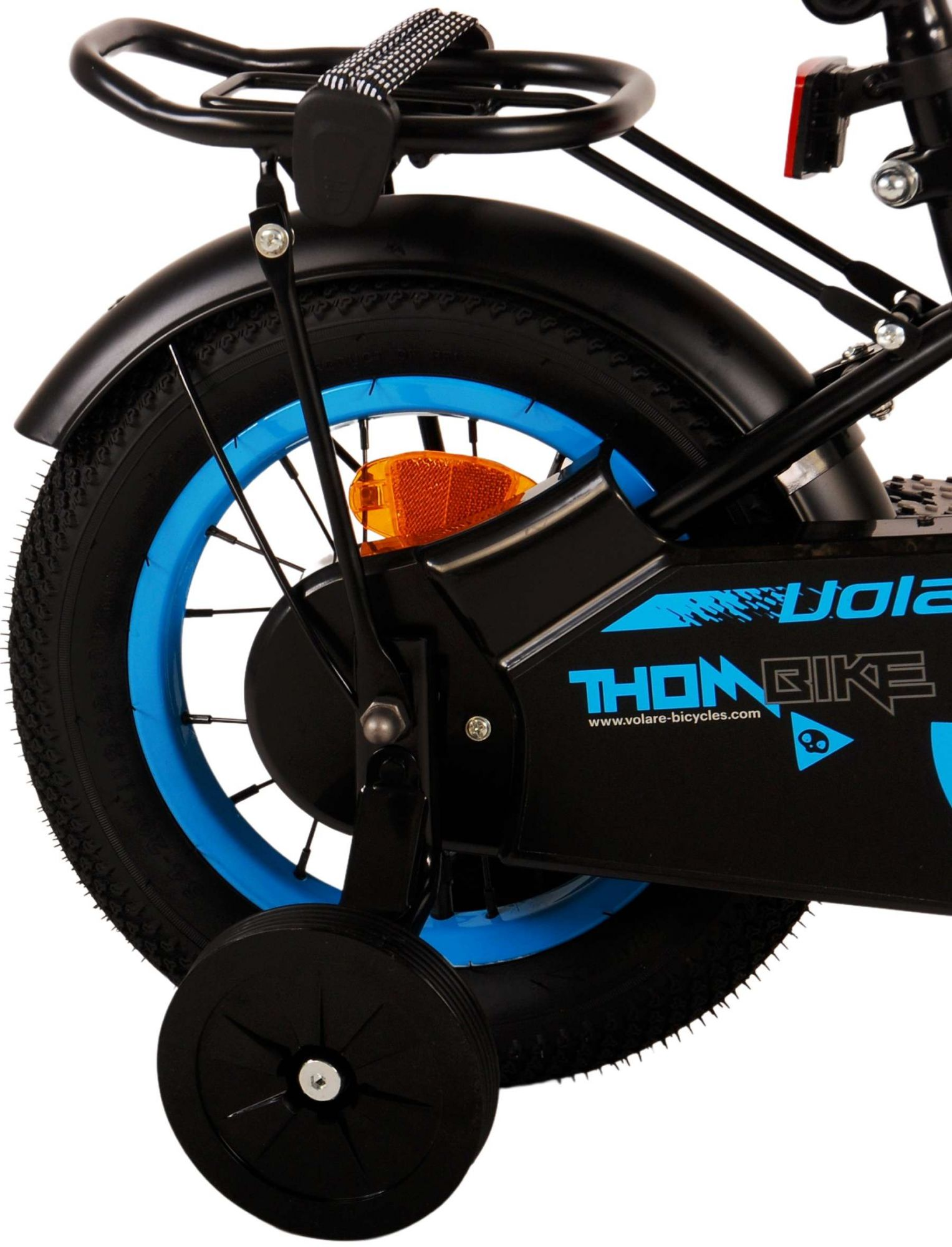 Ruota di bicicletta nera con cerchio blu, rotelle e parafango.