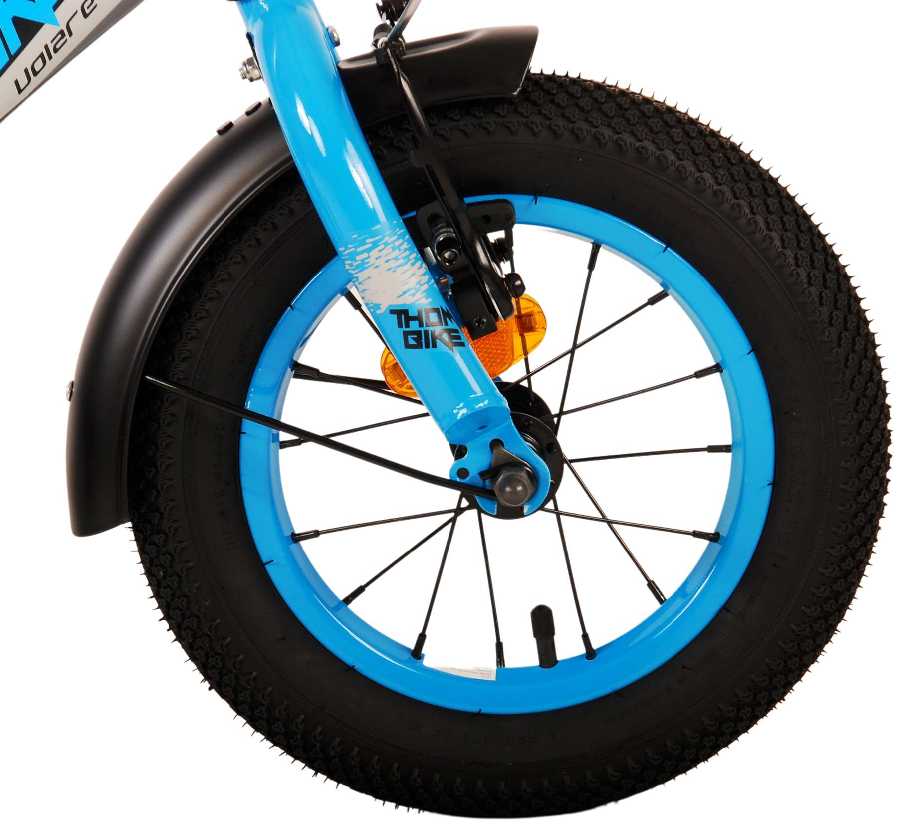 Primo piano di una ruota di bicicletta con cerchio blu, pneumatico nero e catarifrangente arancione.