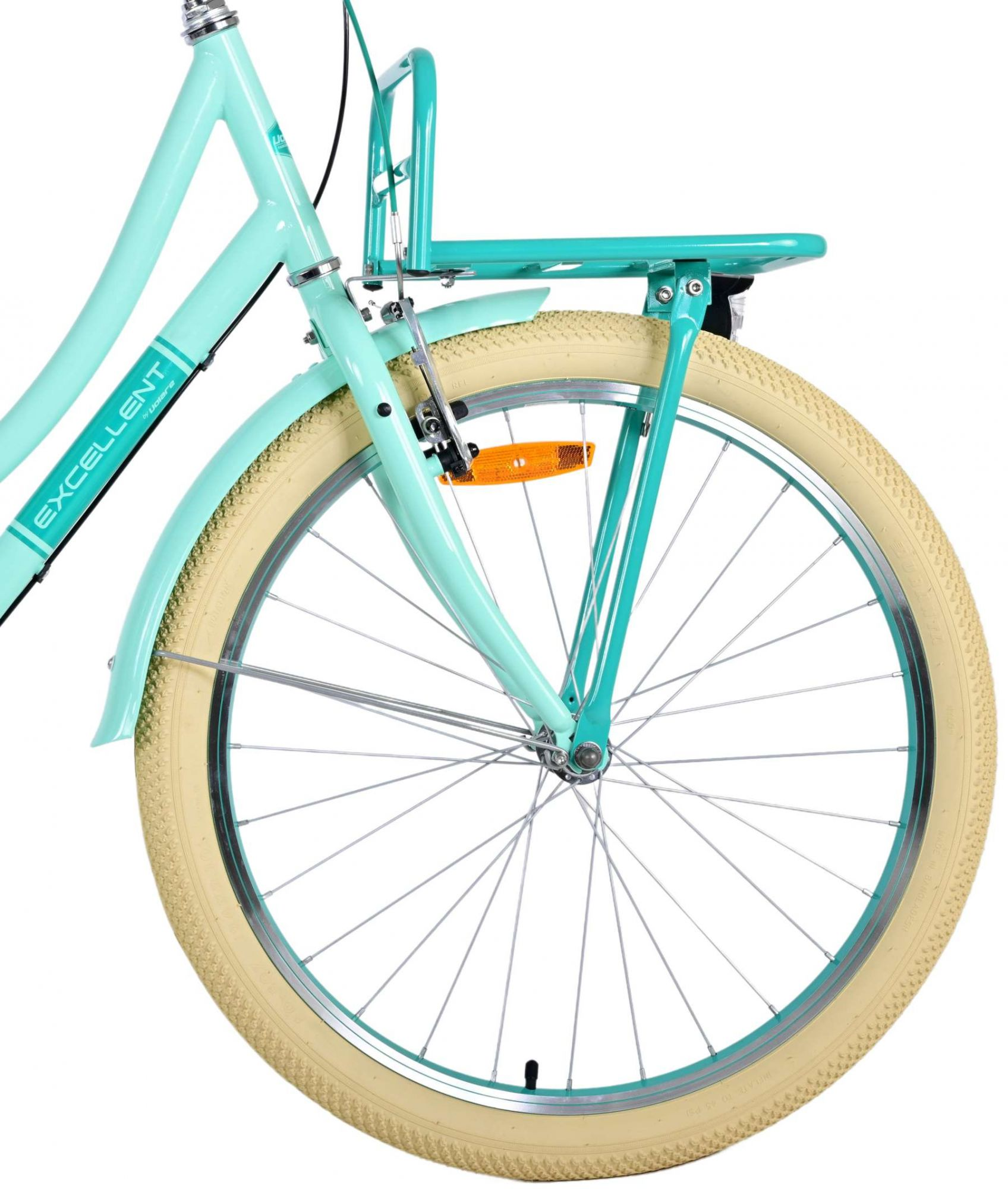 Minzfarbenes Fahrrad mit cremefarbenen Reifen. Weiße Speichen, minzfarbener Rahmen und Kotflügel. Weißer Hintergrund.