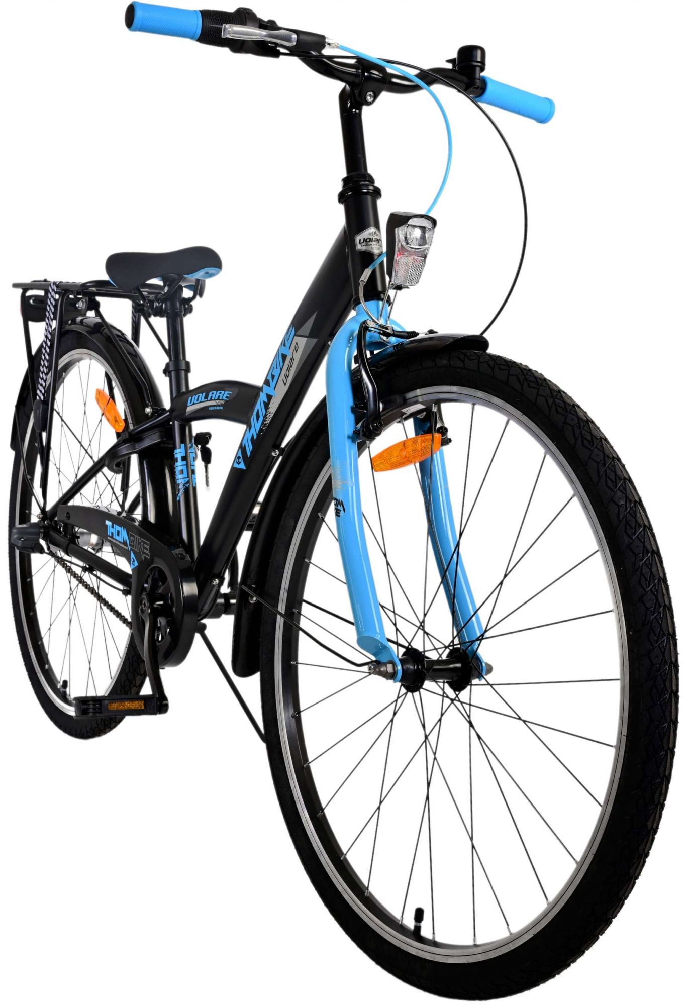 Ein schwarzes Fahrrad mit blauen Akzenten, Vorderansicht. Es hat einen Gepäckträger, Lichter und einen blauen Lenker.