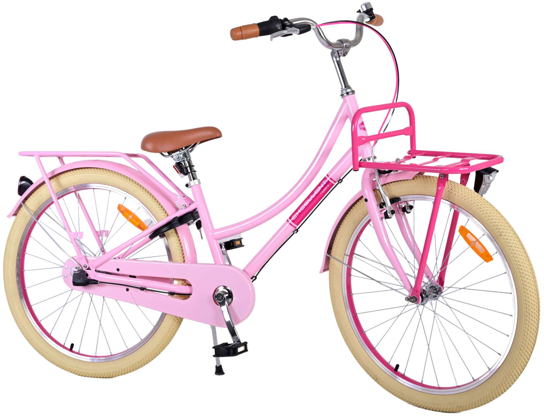 Ein rosa Fahrrad mit weißen Reifen und einem Korb. Es hat einen braunen Sitz und Lenkgriffe.
