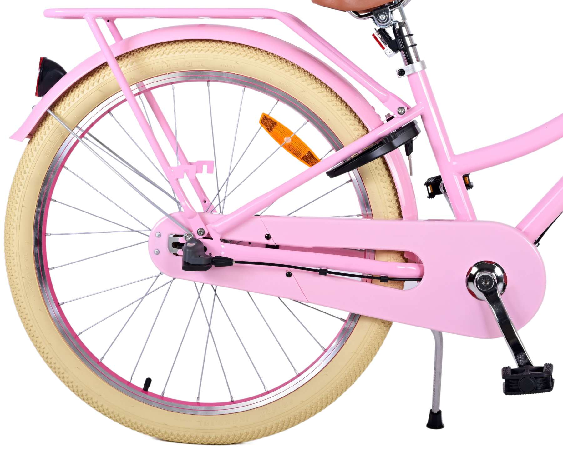Rosa Fahrradhinterrad mit beigem Reifen. Der Rahmen des Fahrrads ist rosa.