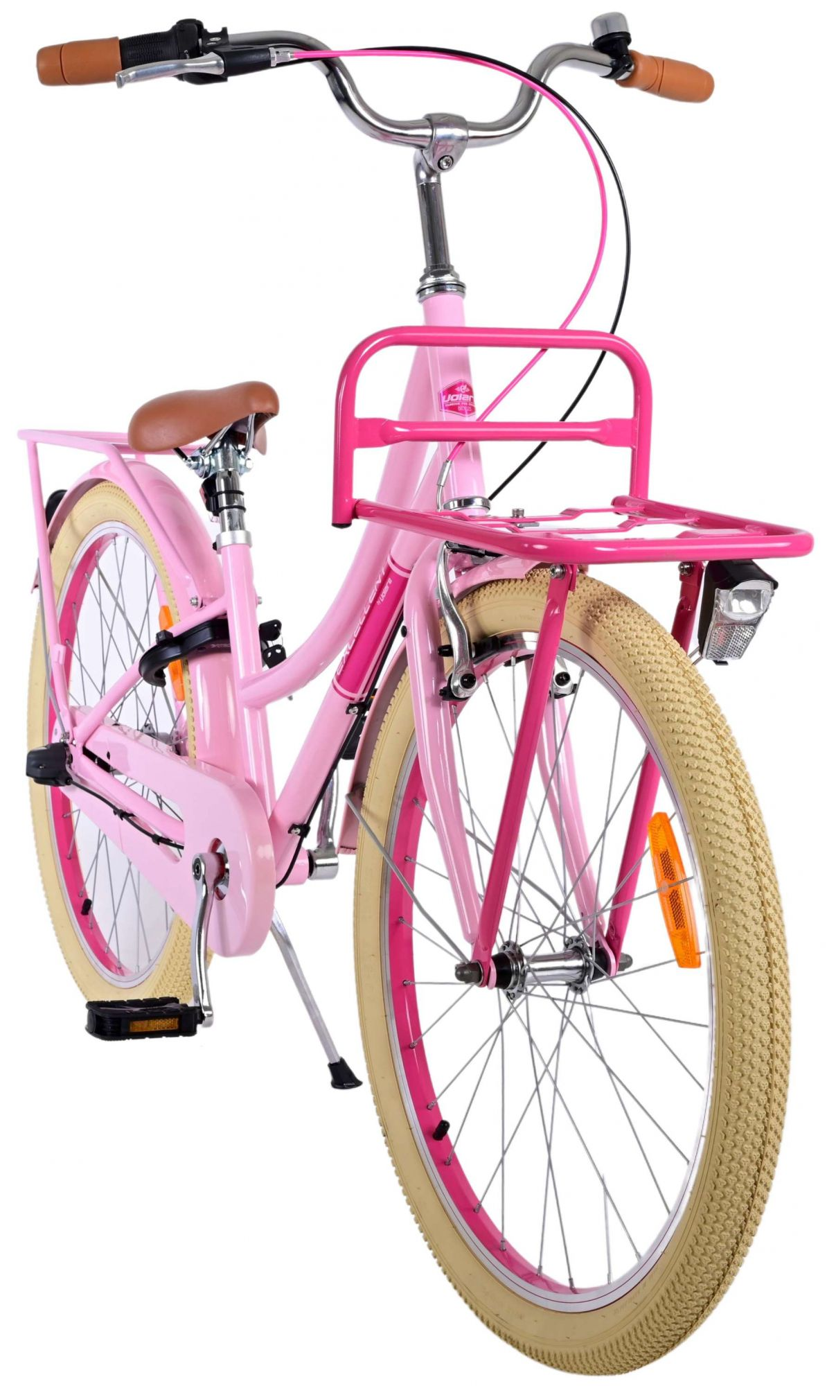 Rosa Fahrrad mit Korb, braunem Sitz und cremefarbenen Reifen, Vorderansicht.