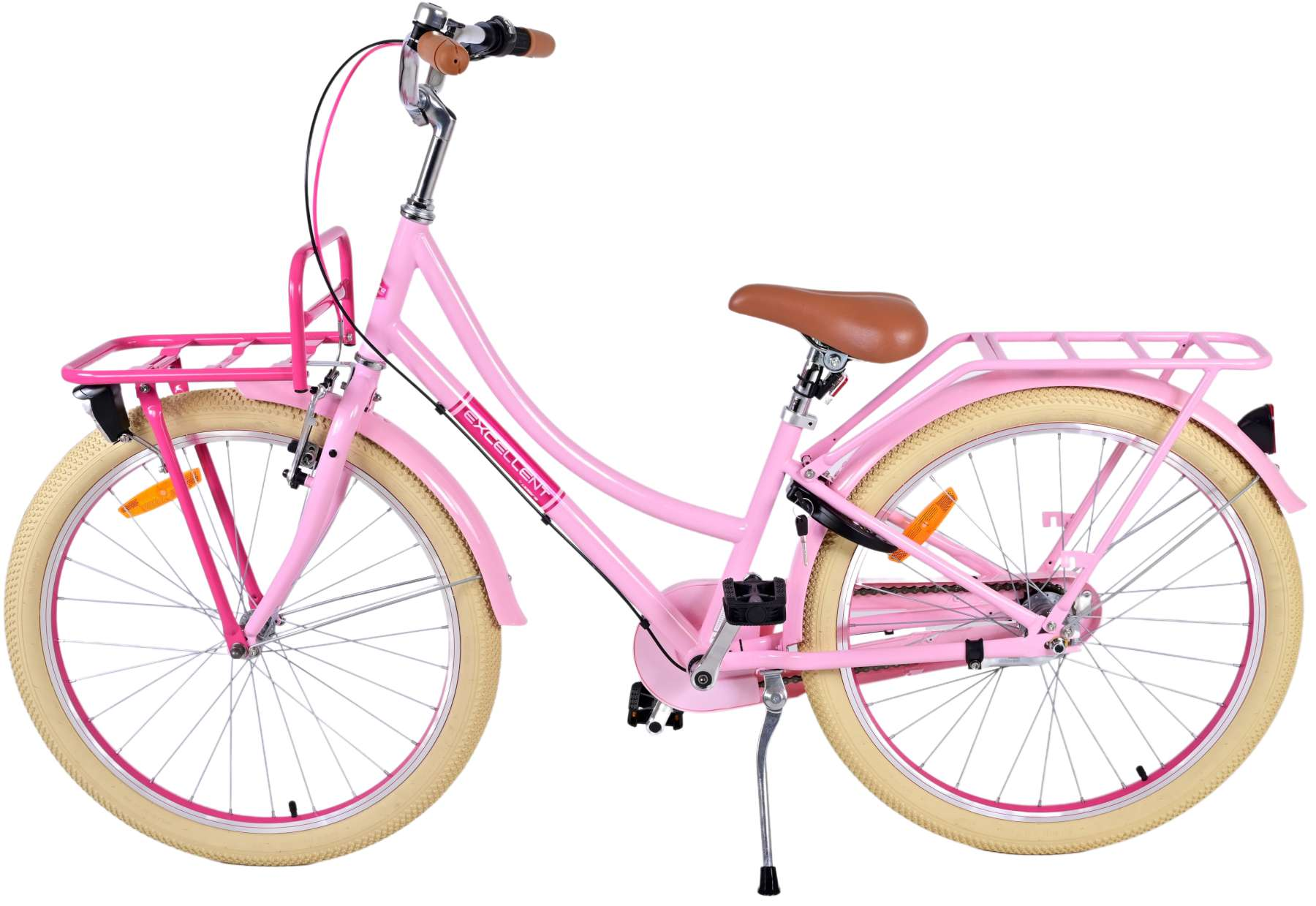 Ein rosa Fahrrad mit braunem Sitz, einem Frontkorb und cremefarbenen Reifen. Das Fahrrad steht vor einem weißen Hintergrund.