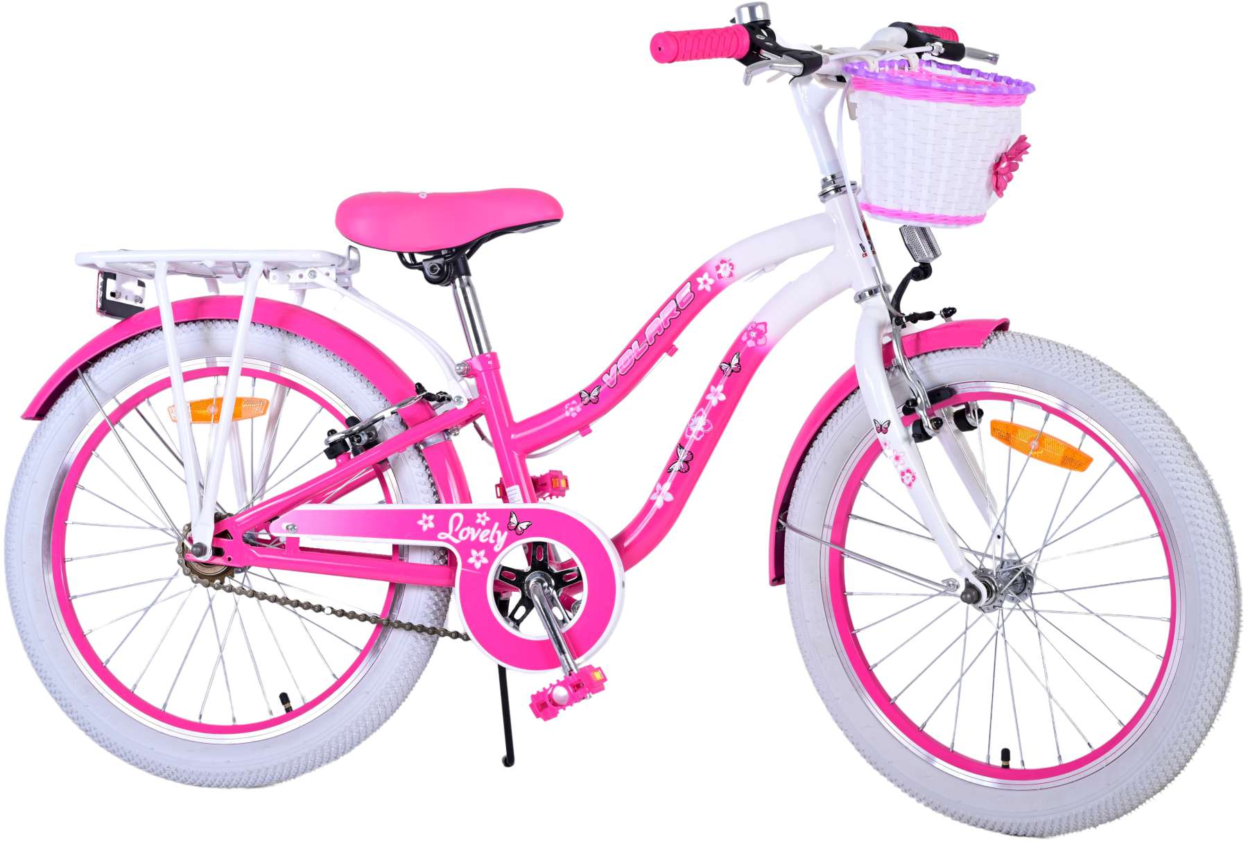 Rosa-weißes Mädchenfahrrad mit Korb, Gepäckträger und Stützrädern, vor weißem Hintergrund.