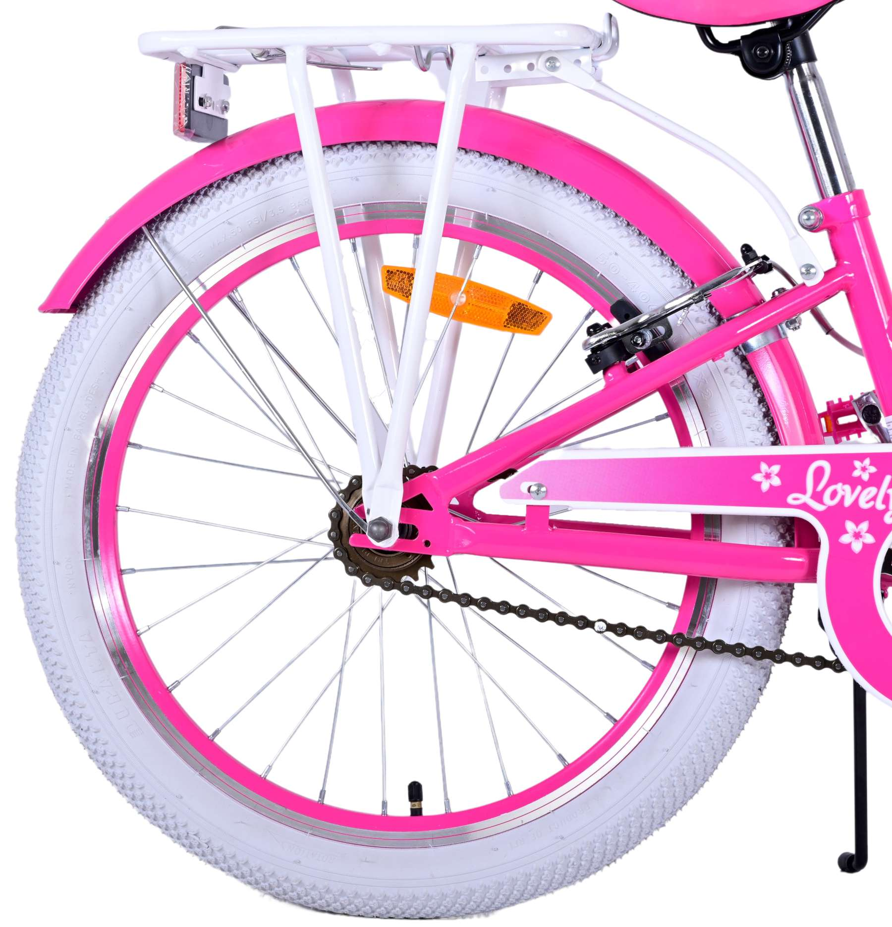 Hinterrad eines rosa Fahrrads. Weißer Reifen, rosa Rahmen und ein weißer Gepäckträger. Das Wort 'Lovely' und Blumen sind auf dem Rahmen.