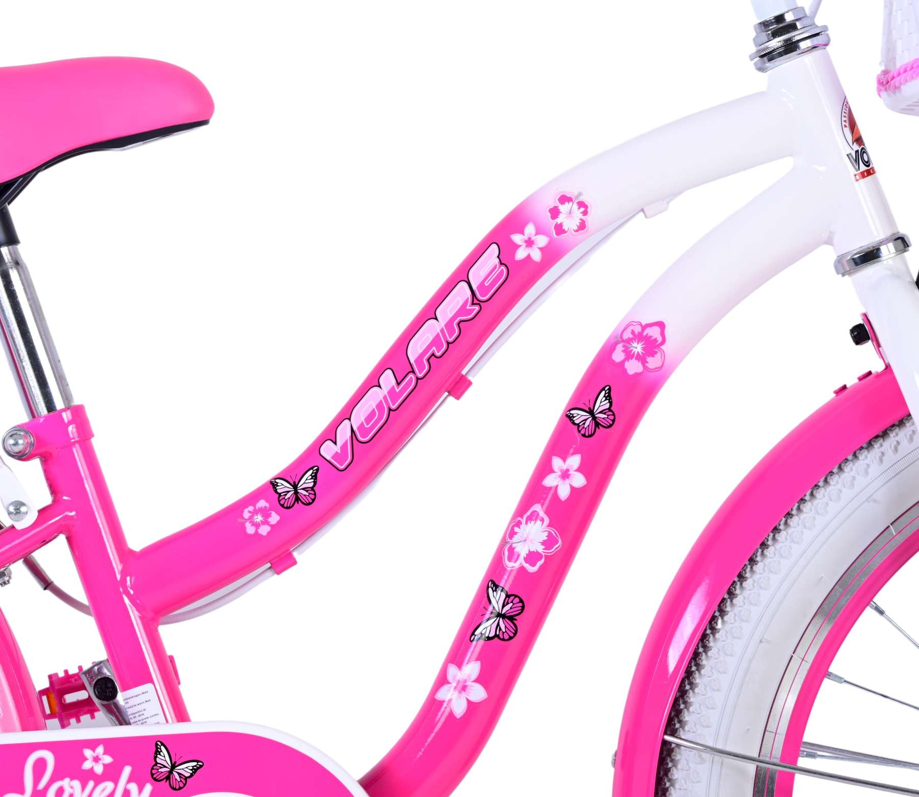 Nahaufnahme eines rosa Fahrradrahmens mit Blumenaufklebern und dem Wort VOLARE. Schmetterlingsaufkleber schmücken den Rahmen.