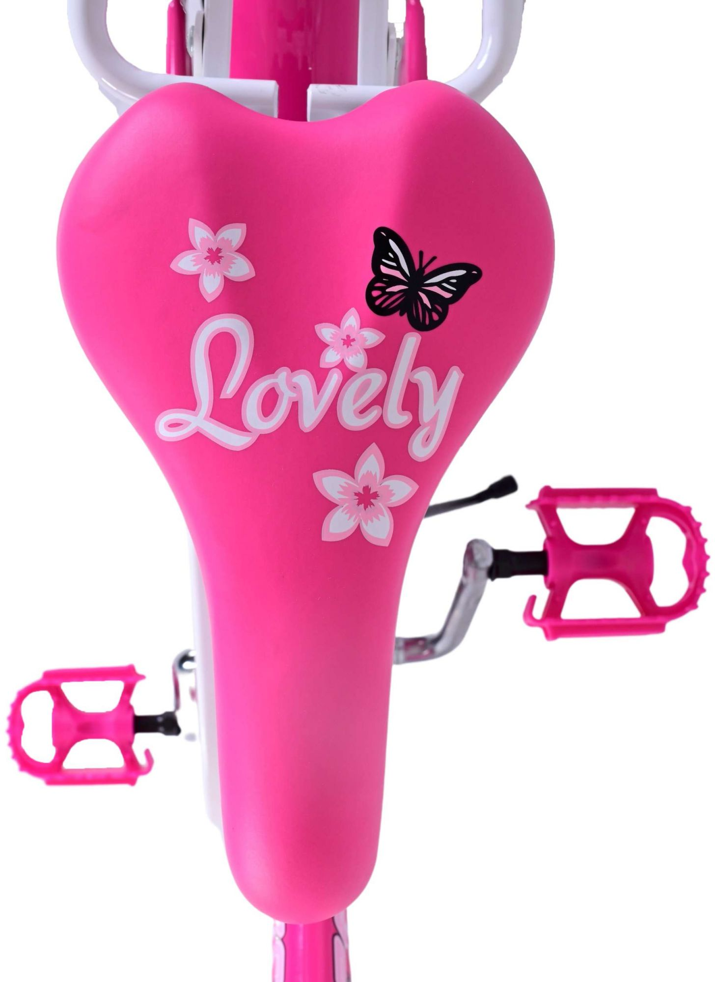 Rosa Kinderfahrradsattel mit weißen Blumen, einem Schmetterling und dem Wort 'Lovely'. Weiße Pedale sichtbar.