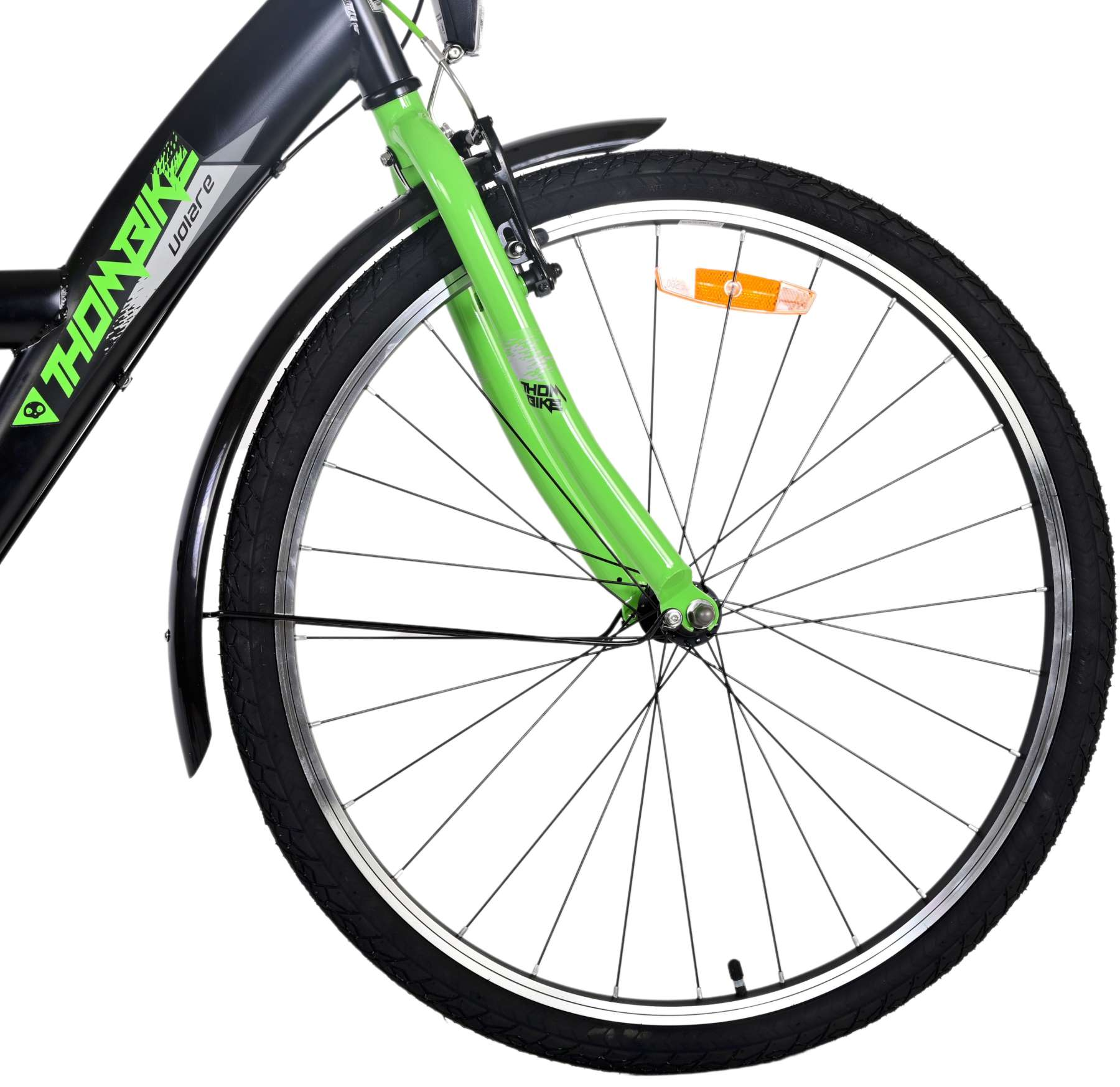 Nahaufnahme einer grünen Fahrradgabel und eines schwarzen Reifens. Ein orangefarbener Reflektor ist sichtbar.