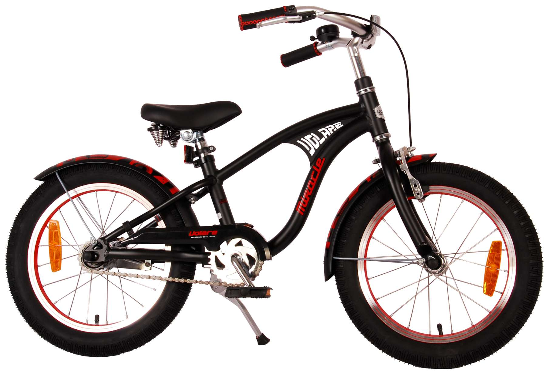 Schwarzes Kinderfahrrad mit roten Akzenten auf den Reifen. Schwarzer Rahmen, rote Verzierungen und ein schwarzer Sitz.