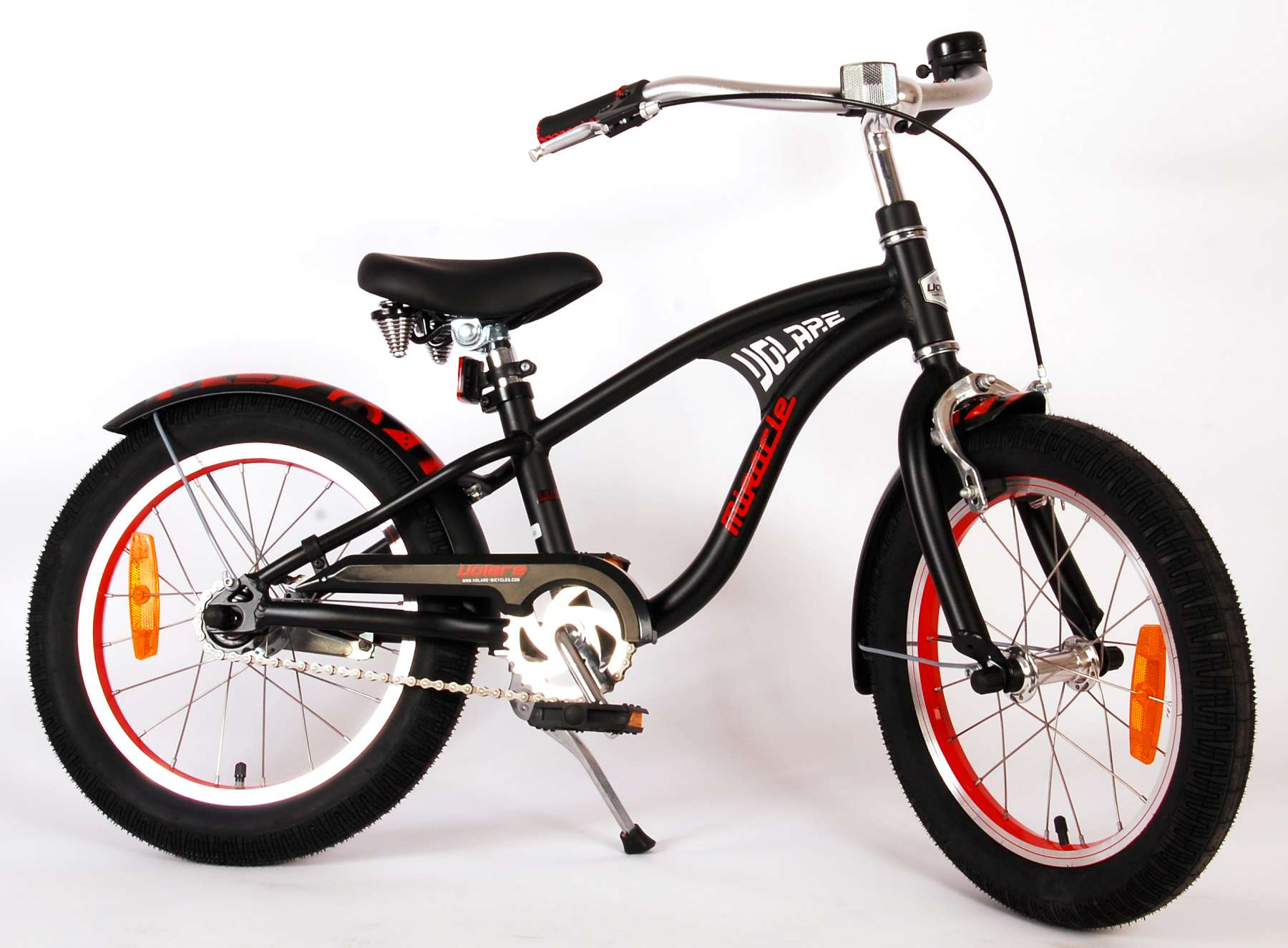 Ein schwarzes Fahrrad mit roten Akzenten. Das Fahrrad hat einen gebogenen Rahmen und weiße Reifen.