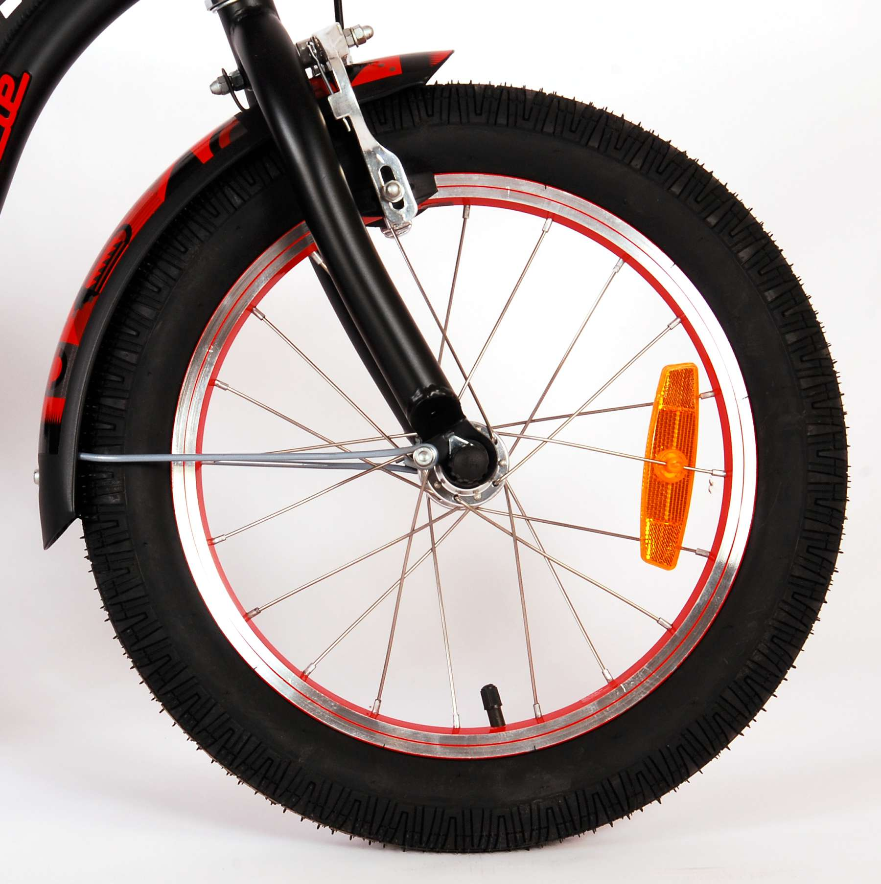 Nahaufnahme eines Fahrradrades. Der Reifen ist schwarz mit rotem Felgenrand und einem orangefarbenen Reflektor.