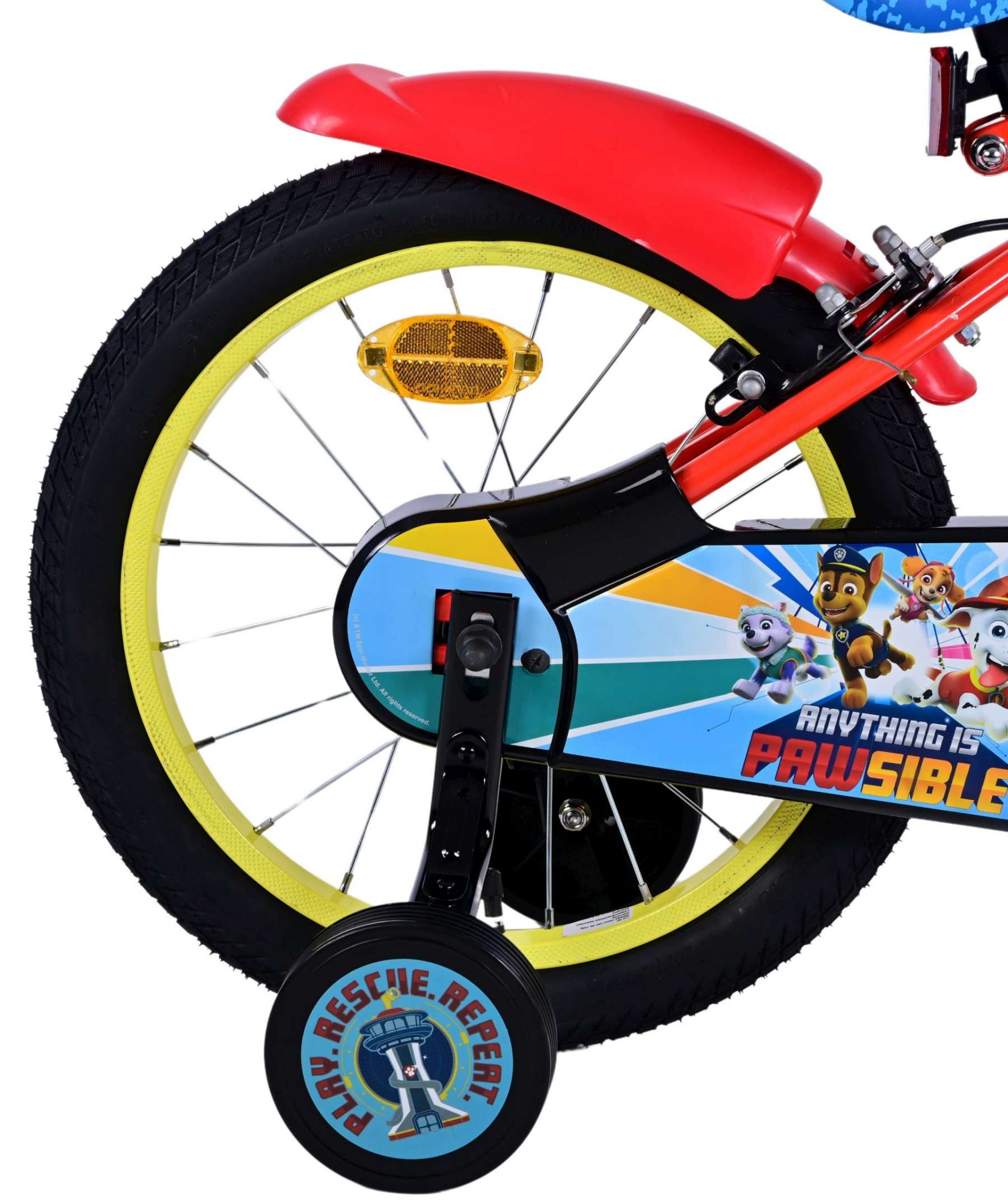 Hinterrad eines Fahrrads mit Paw Patrol-Design, gelbem Felgen, rotem Schutzblech und Stützrädern.