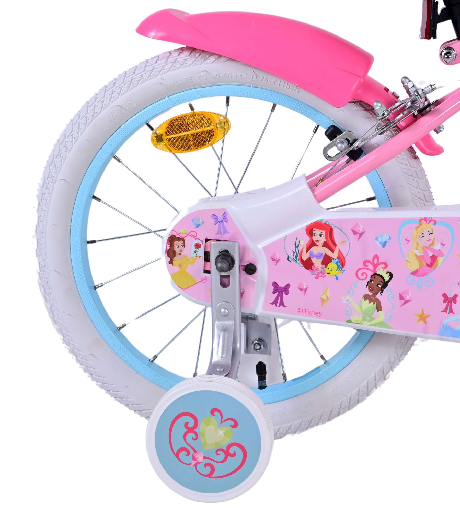 Nahaufnahme eines rosa Fahrradrads mit weißem Reifen. Prinzessinnen sind auf dem Radschutz abgebildet.