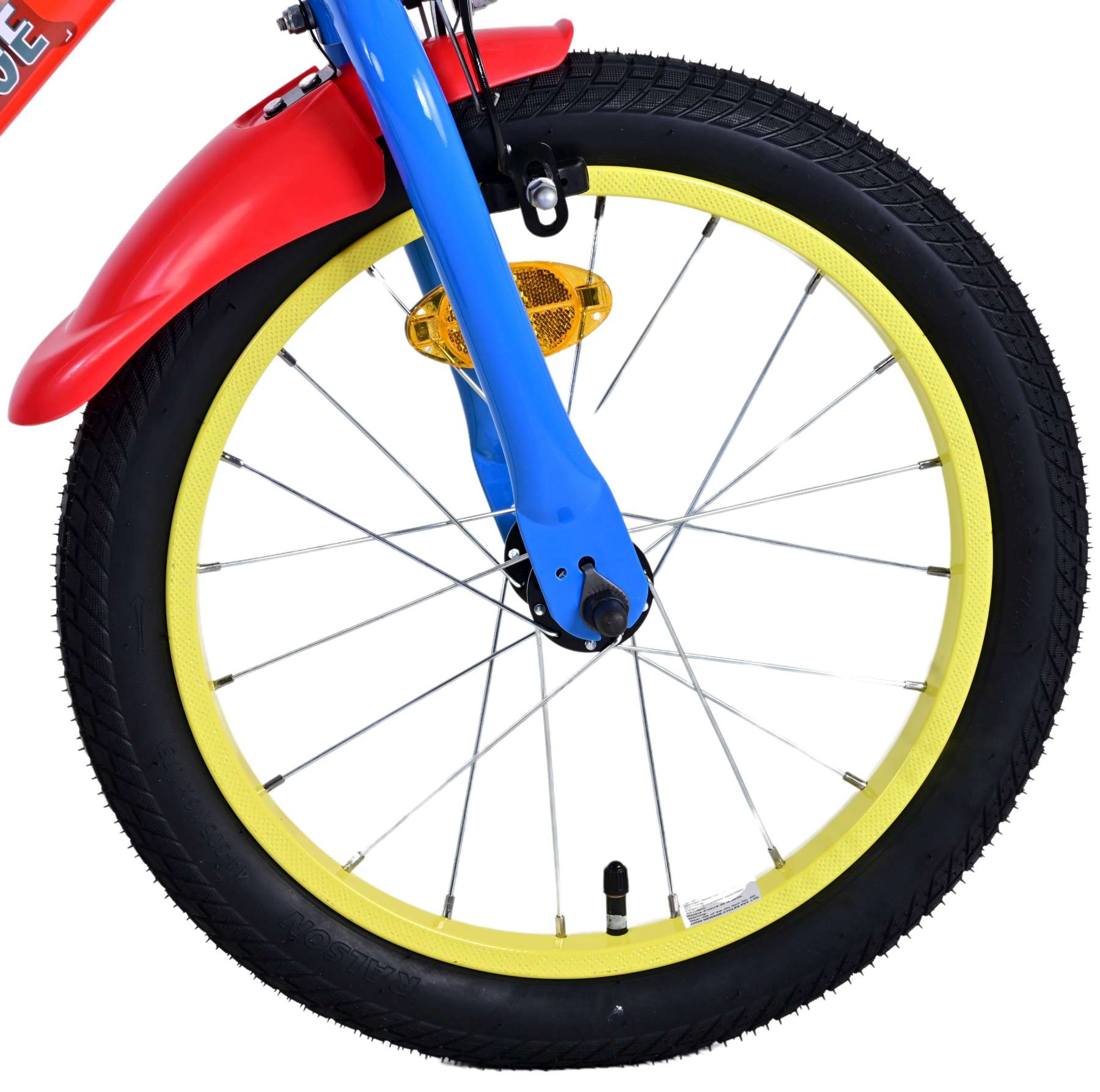 Nahaufnahme eines Kinderfahrradrads. Es hat eine gelbe Felge und einen schwarzen Reifen, mit einem roten Kotflügel.