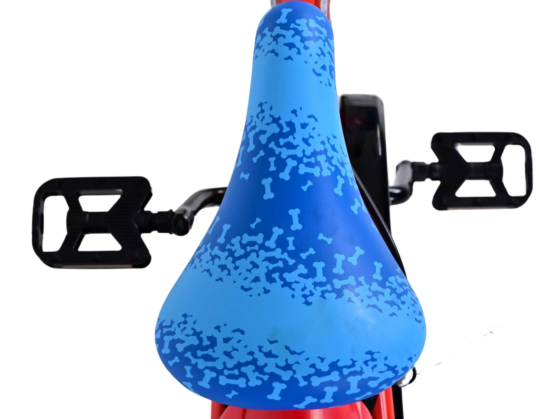 Blauer Fahrradsitz mit knochenförmigem Muster. Schwarze Pedale sind sichtbar. Weißer Hintergrund.