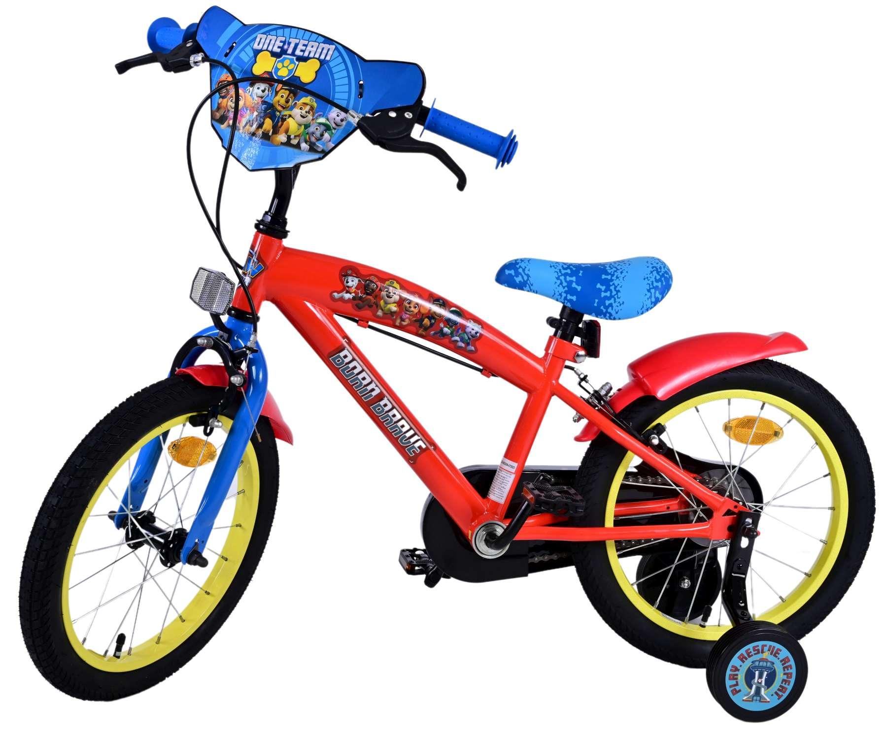 Ein rotes Kinderfahrrad mit blauen Akzenten, Stützrädern und einer am Lenker montierten Anzeige, Frontansicht.