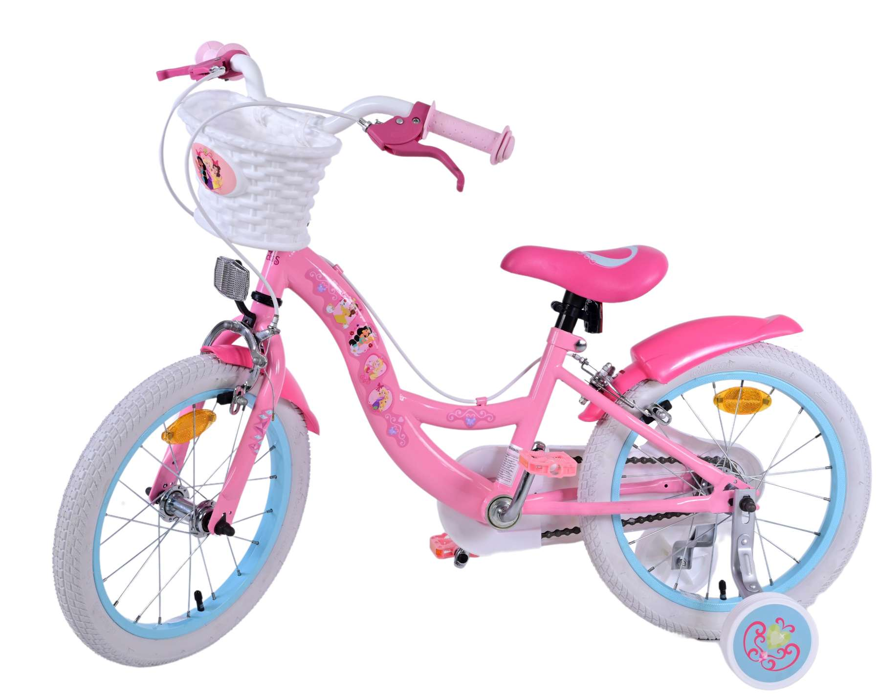 Ein rosa Fahrrad mit weißem Korb. Weiße Reifen mit blauen Felgen. Stützräder angebracht.
