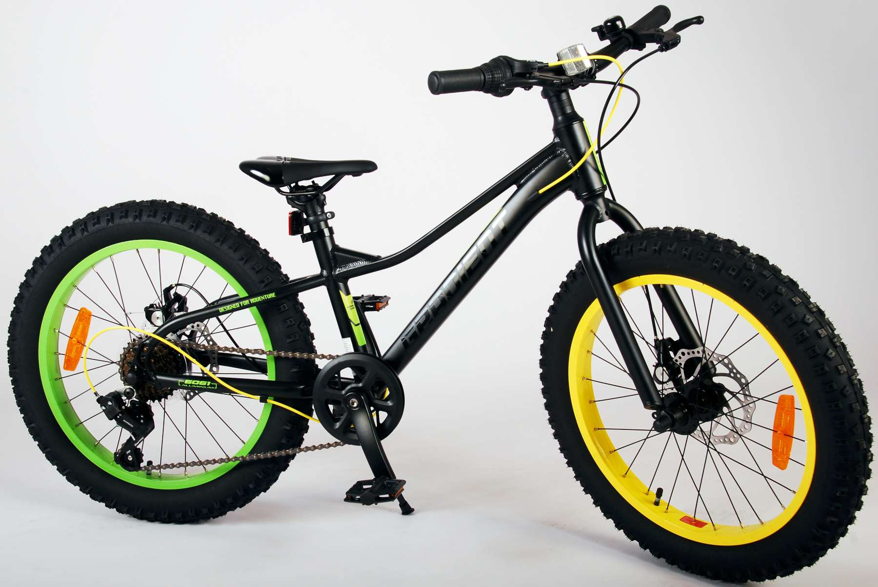 Schwarz-gelbes Kinderfahrrad. Dicke Reifen, grüne Felgen und gelbe Akzente. Das Fahrrad steht vor weißem Hintergrund.