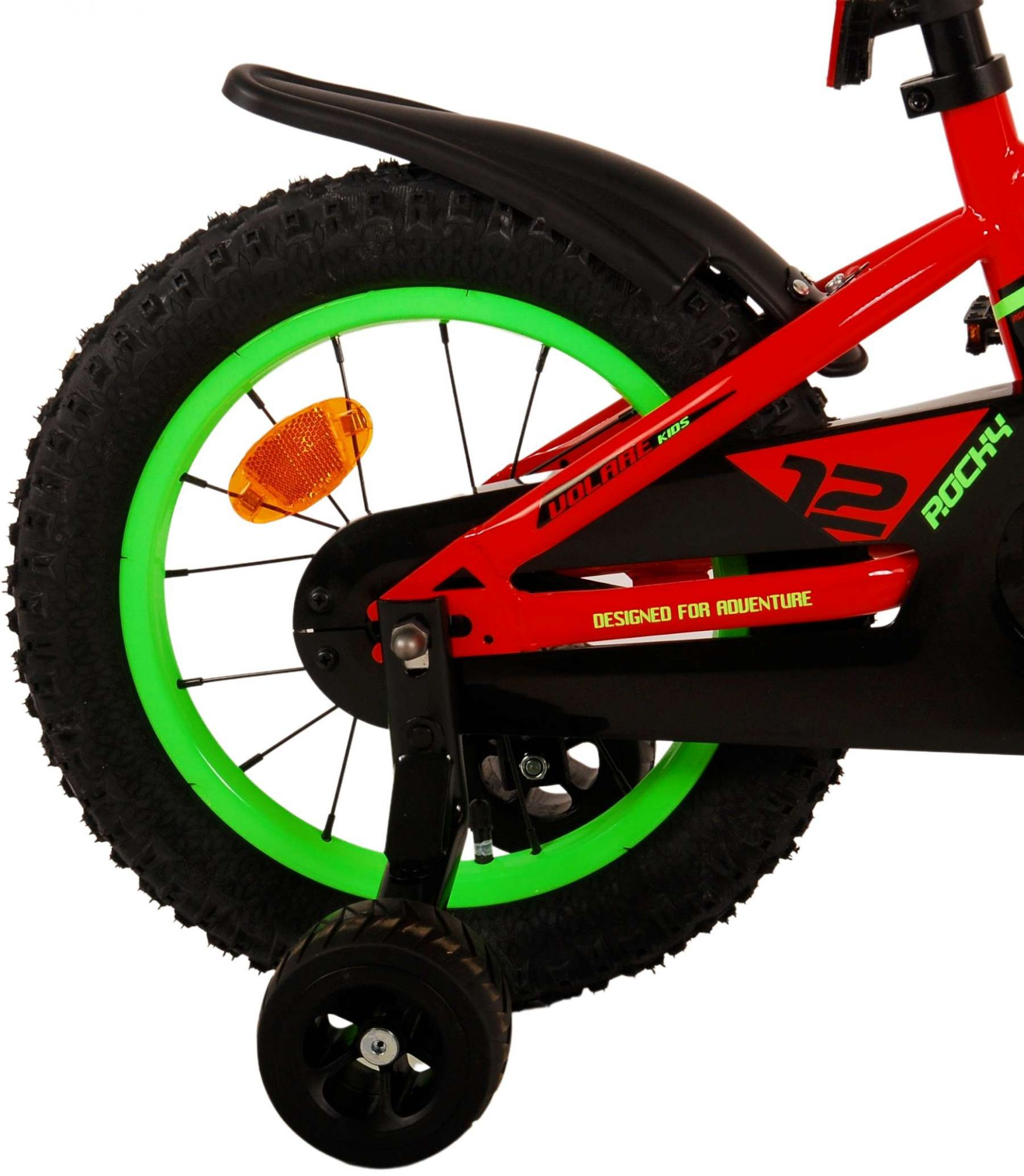Ruota bici rossa e nera con cerchio verde e rotella.