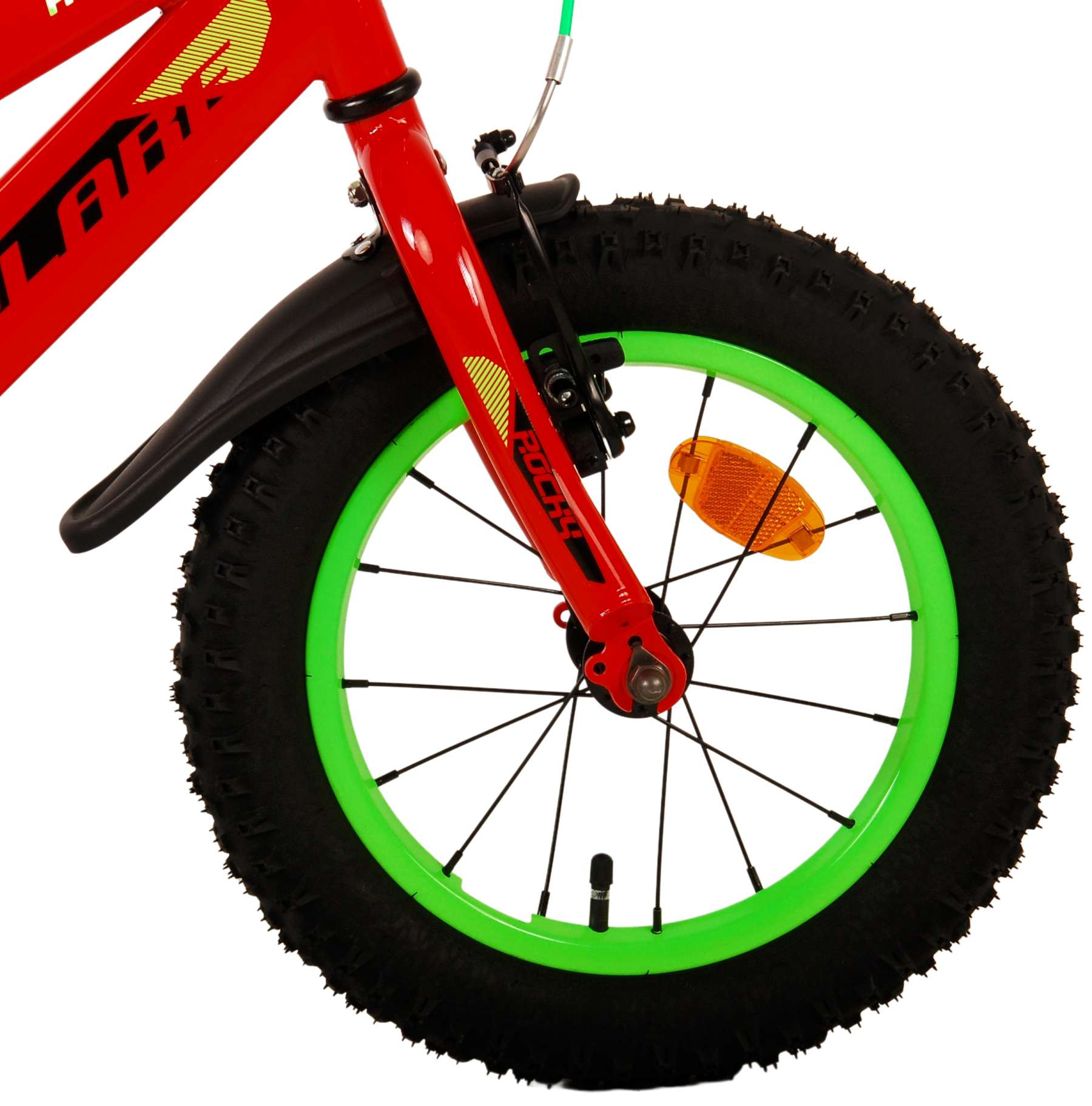 Una ruota anteriore rossa di bicicletta con cerchio e pneumatico verdi. Sfondo bianco.