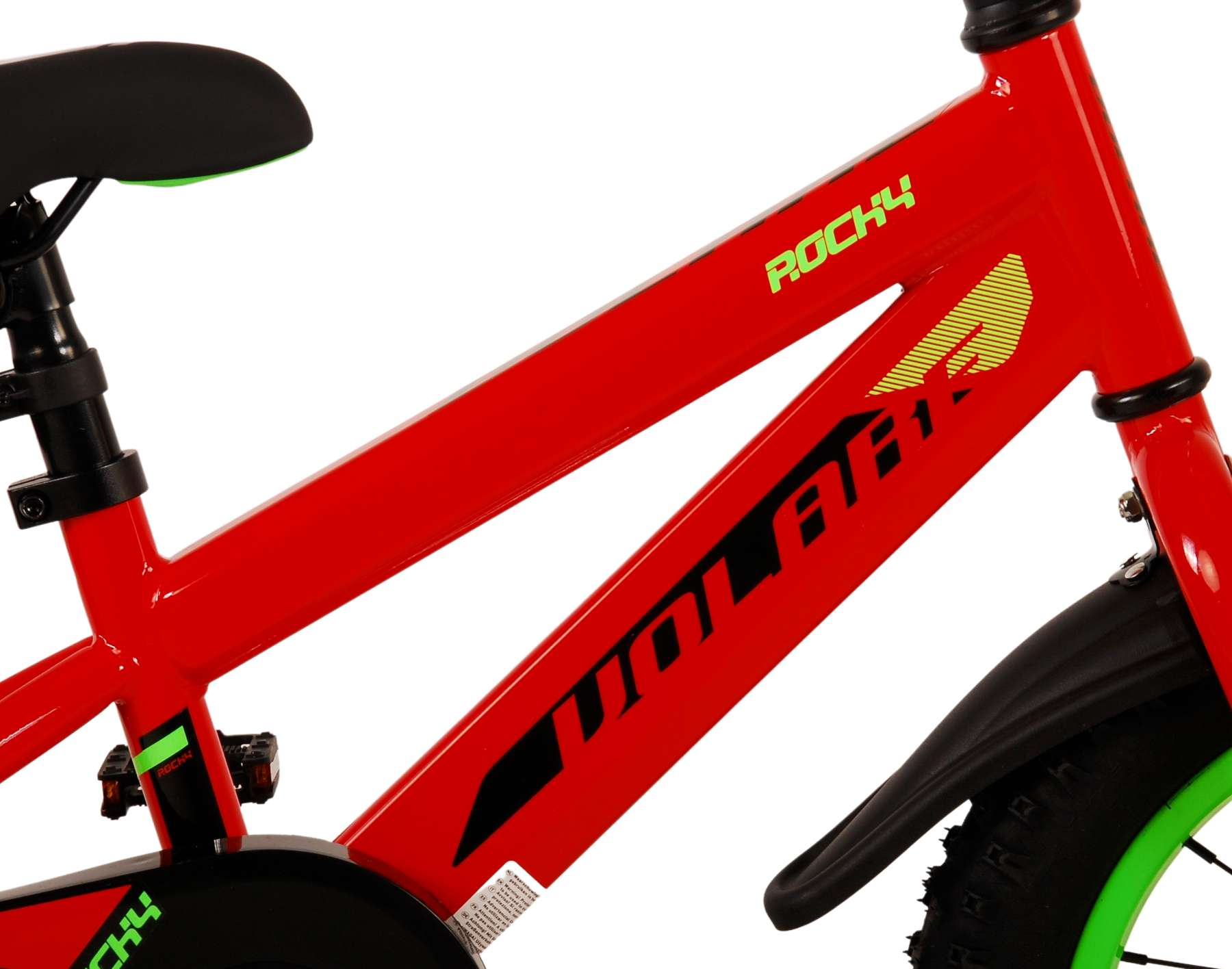 Telaio di bicicletta rosso con accenti verdi. Dettagli neri. Testo VOLARE e ROCKY4. Sfondo bianco.