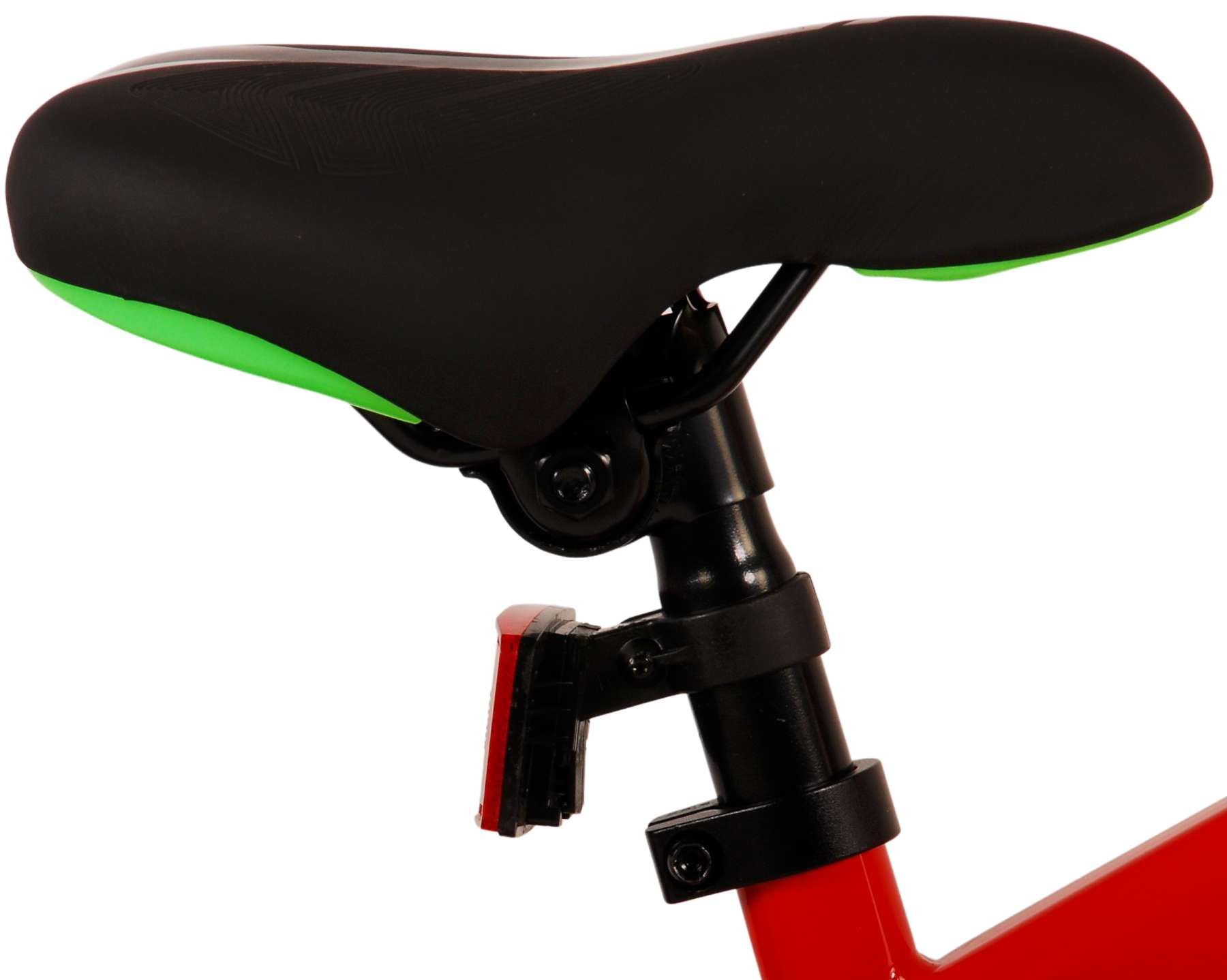Sella di bicicletta nera con bordino verde, catarifrangente rosso. Reggisella nero. Sfondo bianco.