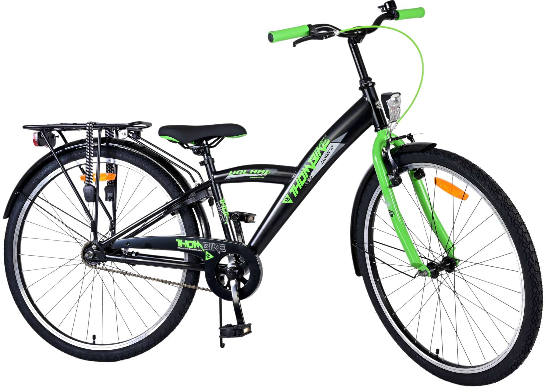 Schwarzes Fahrrad mit grünen Akzenten. Es hat einen Gepäckträger, grüne Lenker und einen grünen Sitz.