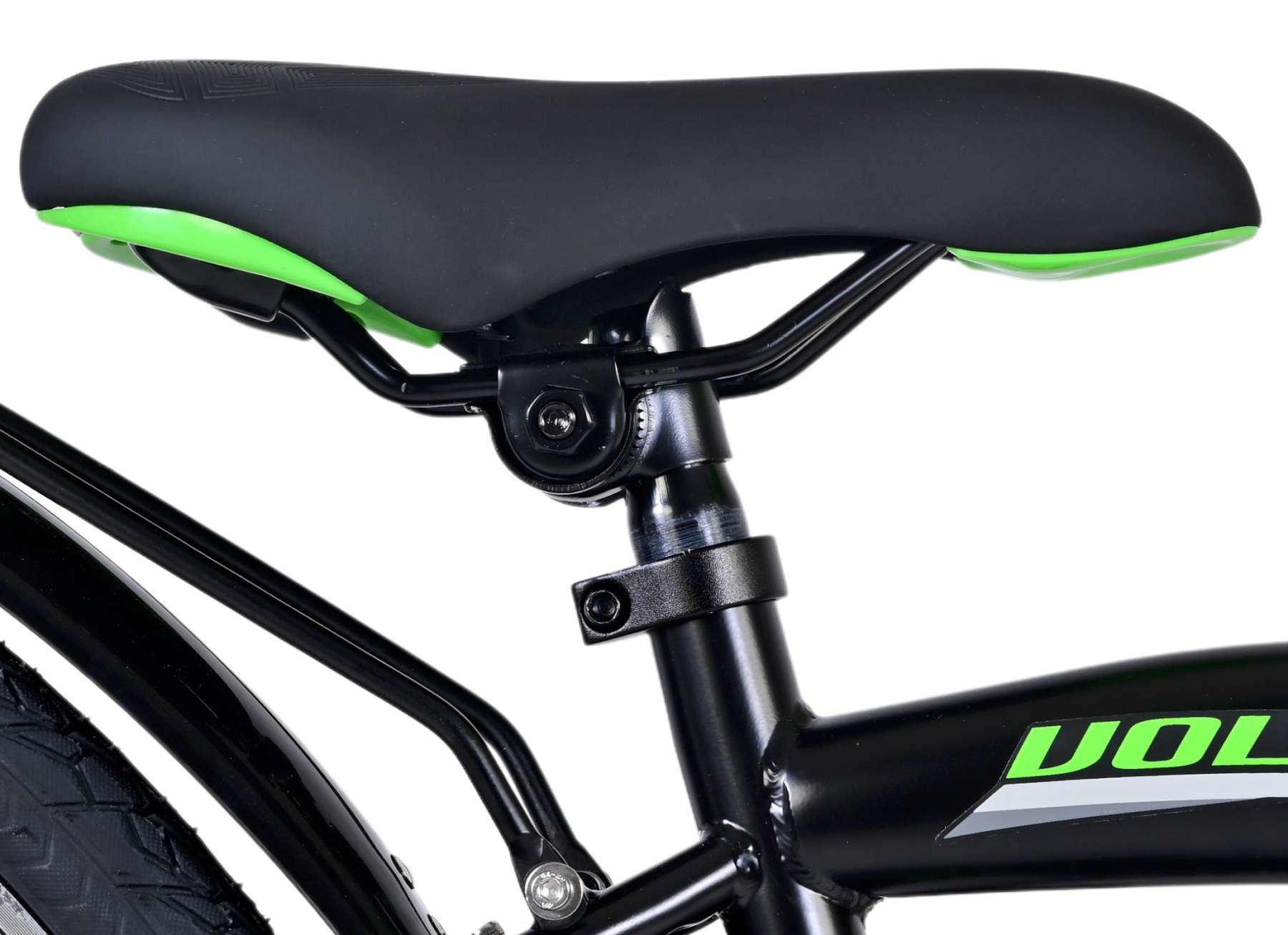 Schwarzer Fahrradsattel mit grünen Kanten. Der Sattel ist auf einem schwarzen Rahmen montiert.