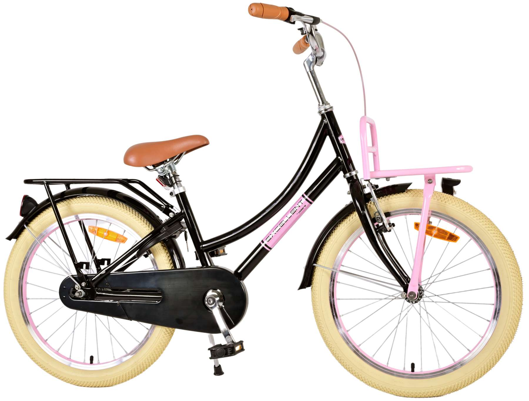 Schwarzes Fahrrad mit braunem Sattel und pinkfarbenem Korb. Beige Reifen und weißer Hintergrund.