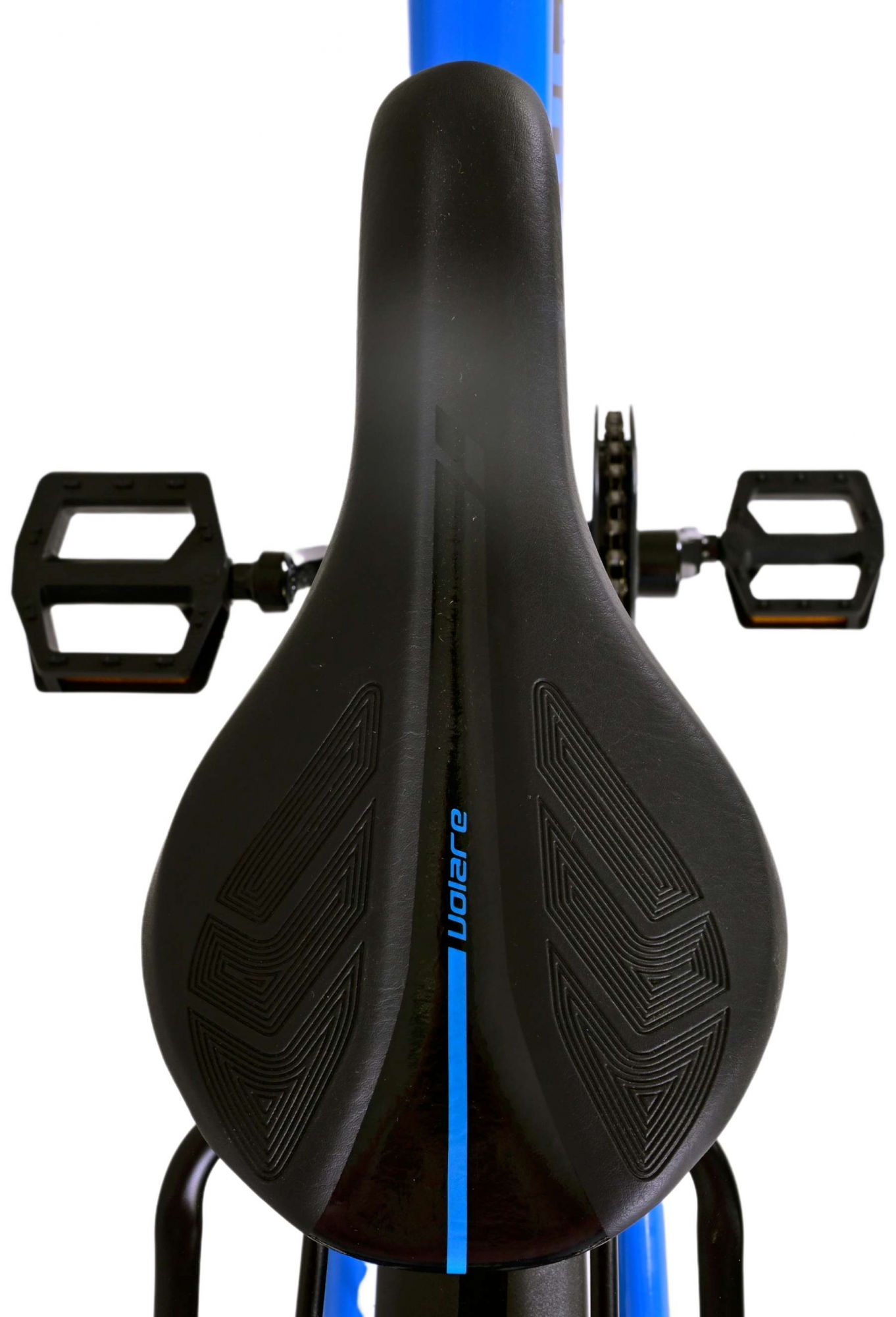 Ein Fahrradsitz mit blauen Akzenten, schwarzen Pedalen und weißem Hintergrund. Draufsicht.