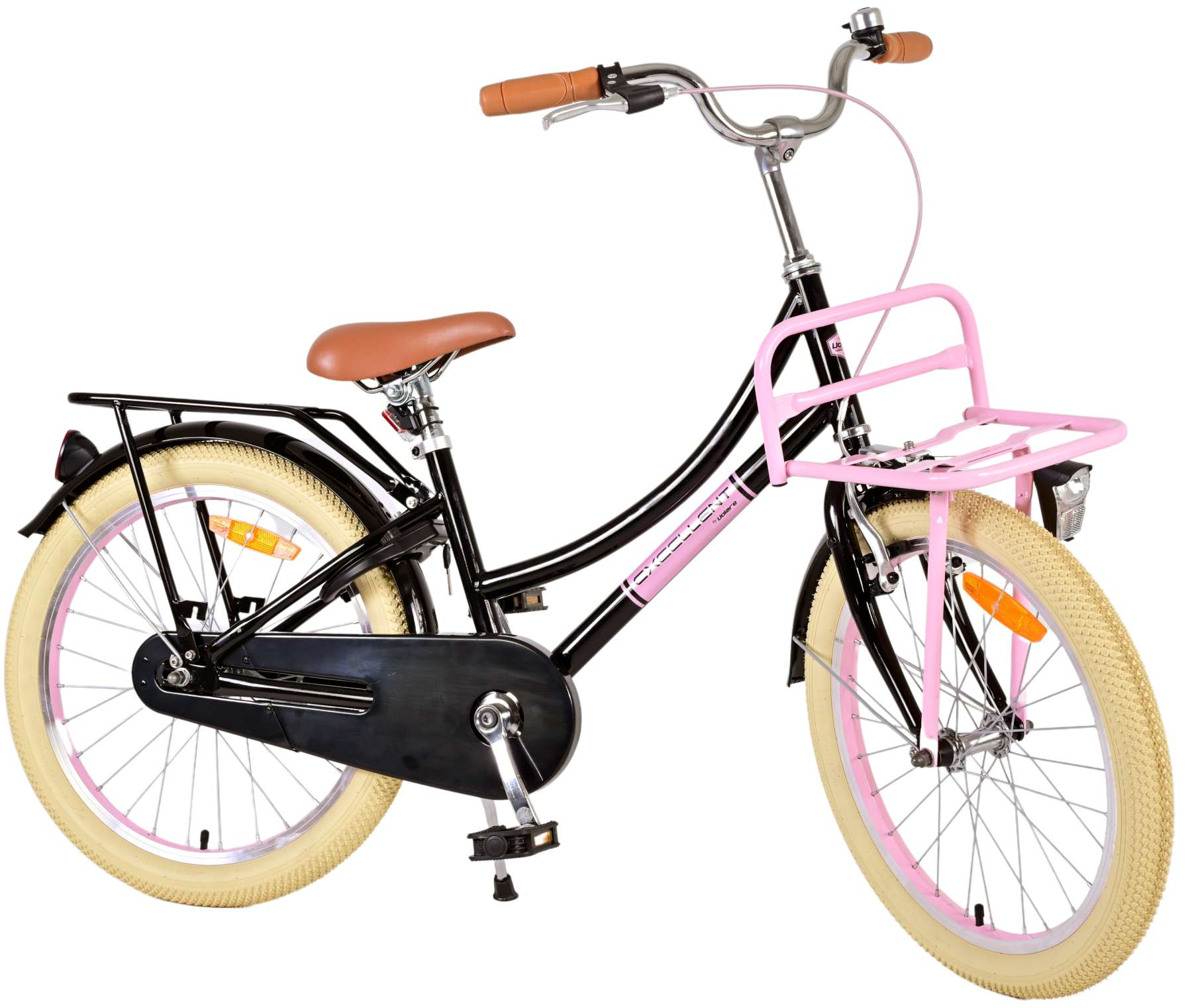 Ein schwarzes und pinkfarbenes Kinderfahrrad. Es hat einen Korb vorne. Der Hintergrund ist weiß.