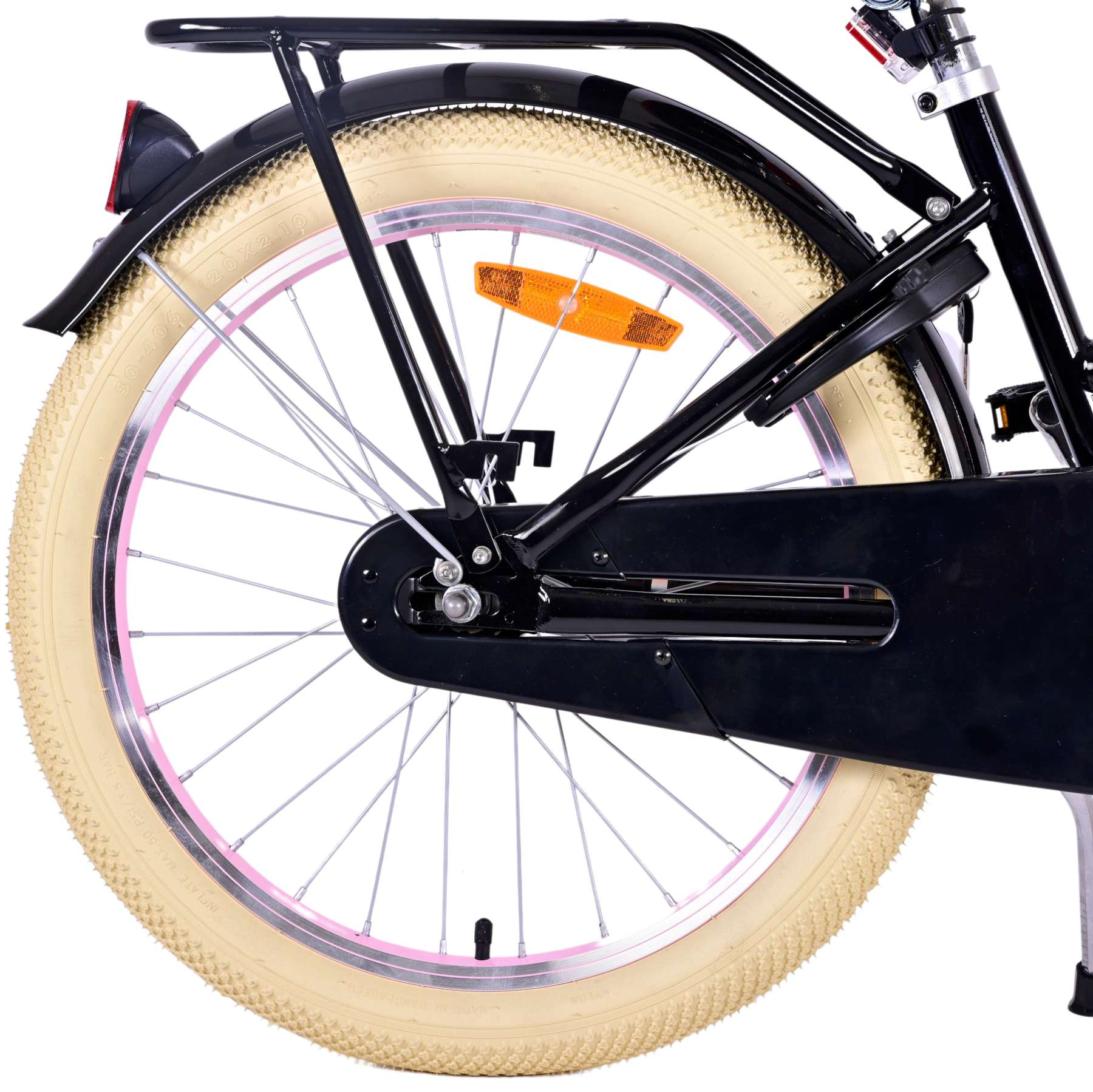 Nahaufnahme eines Fahrradrads und des Hinterteils, schwarz und beige.