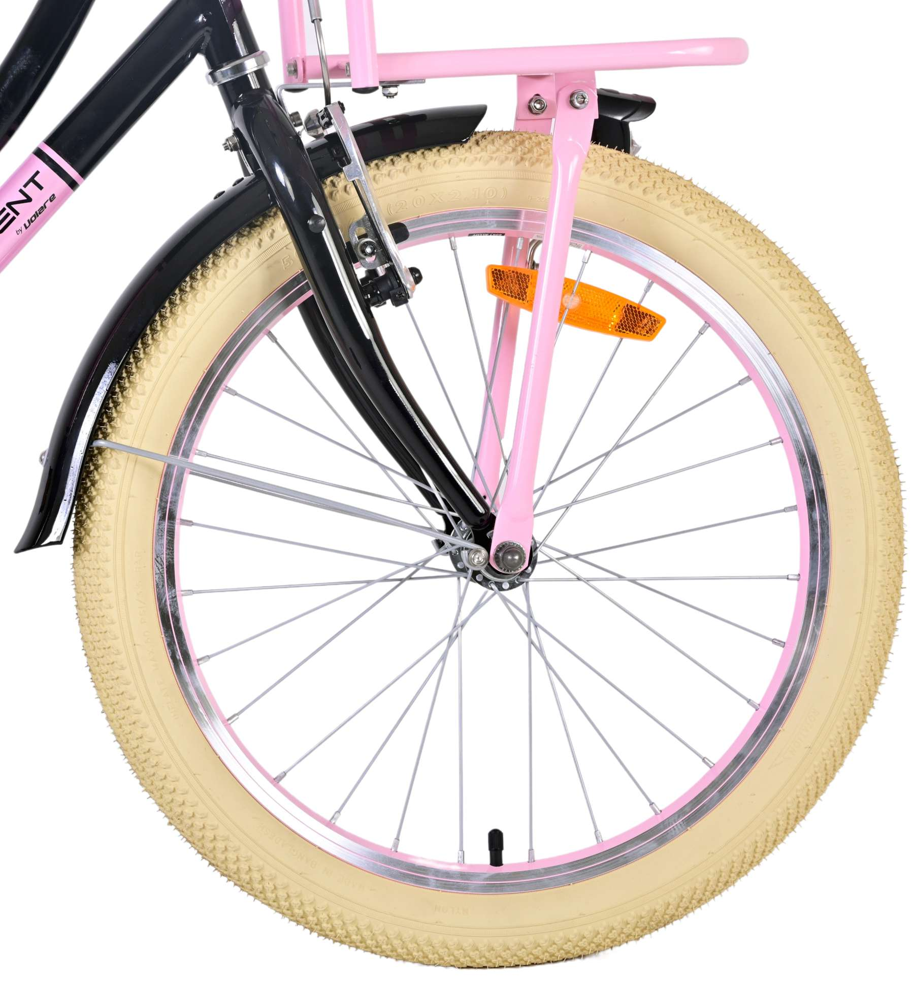 Nahaufnahme eines Fahrradrads mit rosa Felge, schwarzem Schutzblech und cremefarbenem Reifen.