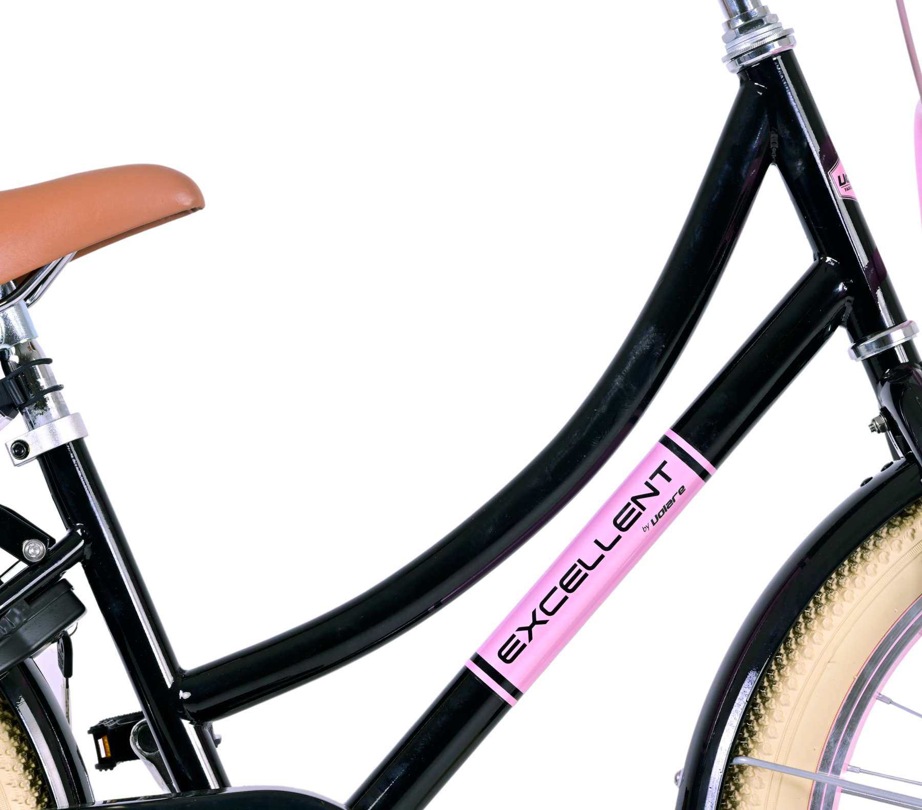 Nahaufnahme eines schwarzen Fahrradrahmens mit rosa "EXCELLENT by Volare" Text und braunem Sattel.