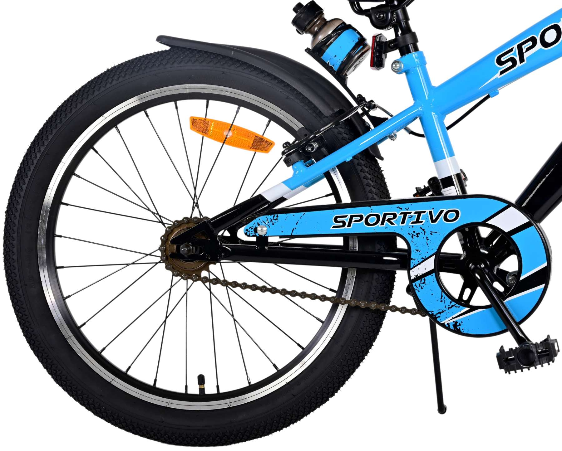 Nahaufnahme des Hinterrads eines blau-schwarzen Kinderfahrrads mit dem Sportivo-Logo.