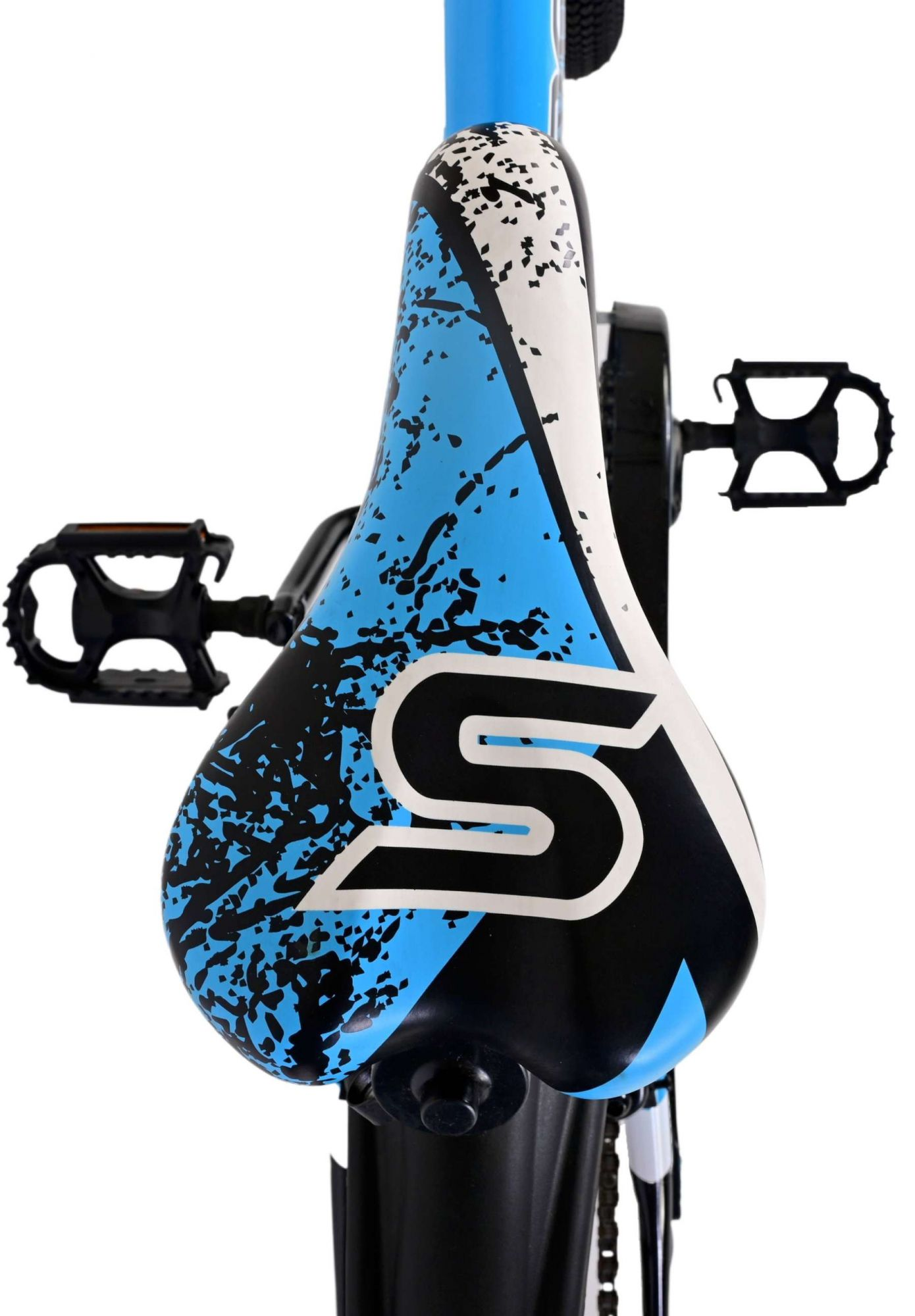 Fahrradsitz mit blauem und schwarzem Spritzmuster mit großem weißem "S". Schwarze Pedale sichtbar.