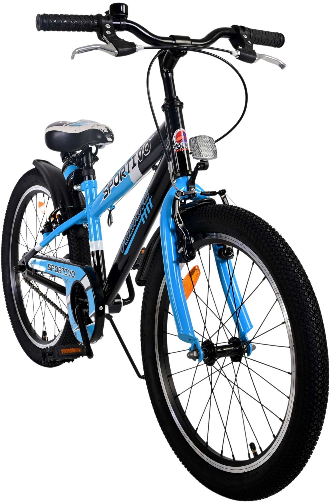 Blaues und schwarzes Kinderfahrrad. Vorderrad ist sichtbar.