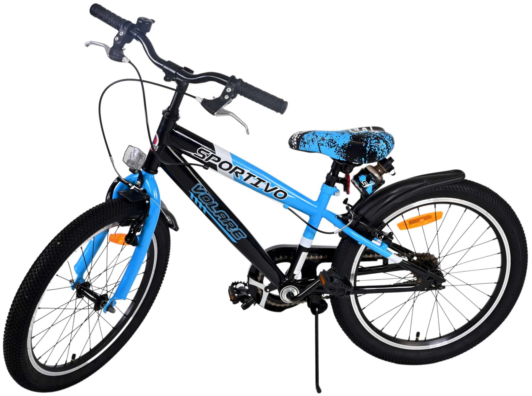 Ein schwarzes und blaues Kinderfahrrad mit Stützrädern auf weißem Hintergrund.